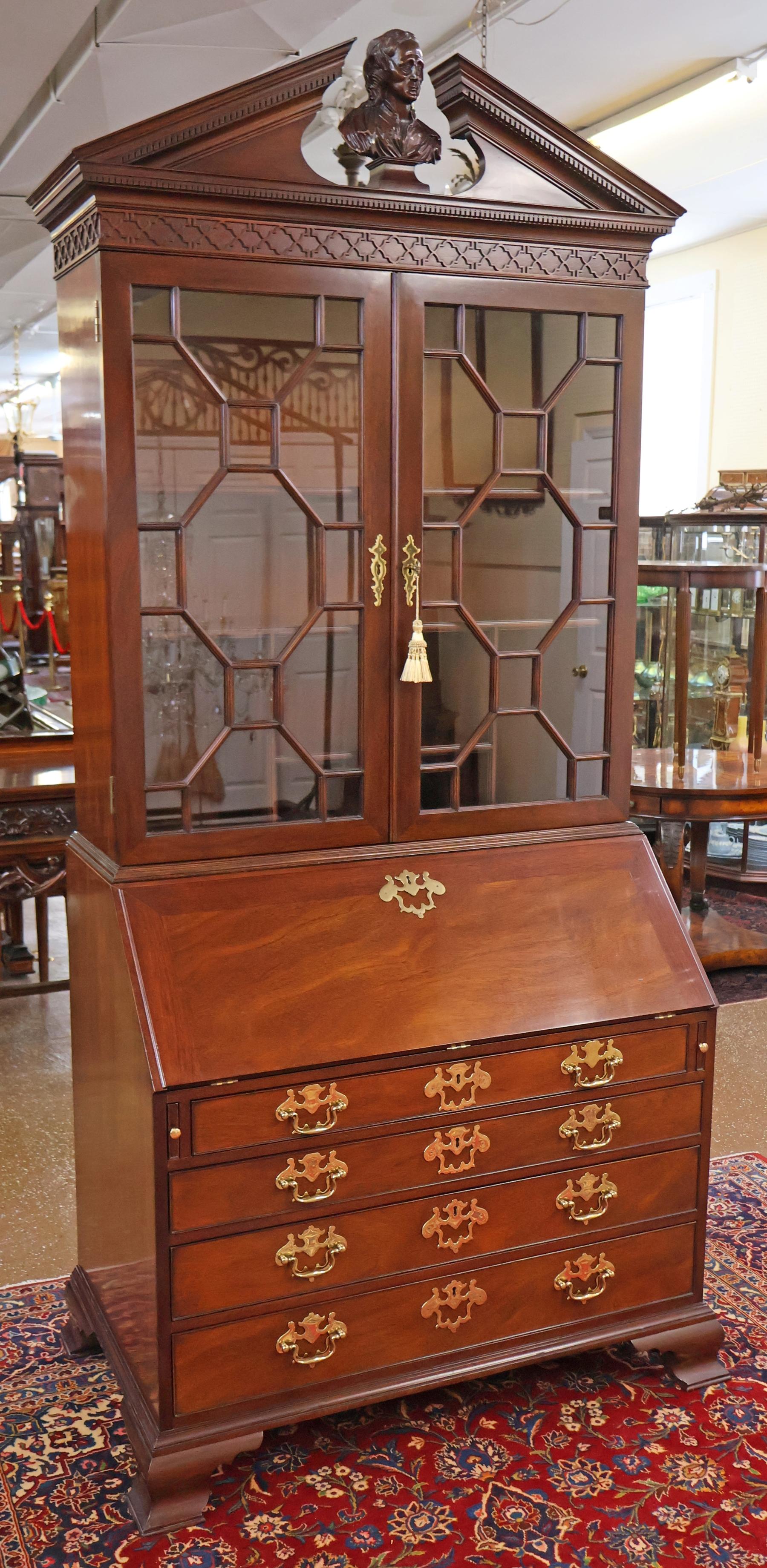 Chippendale Kindel Furniture National Trust Collection'S Scrivania in mogano intagliato in vendita