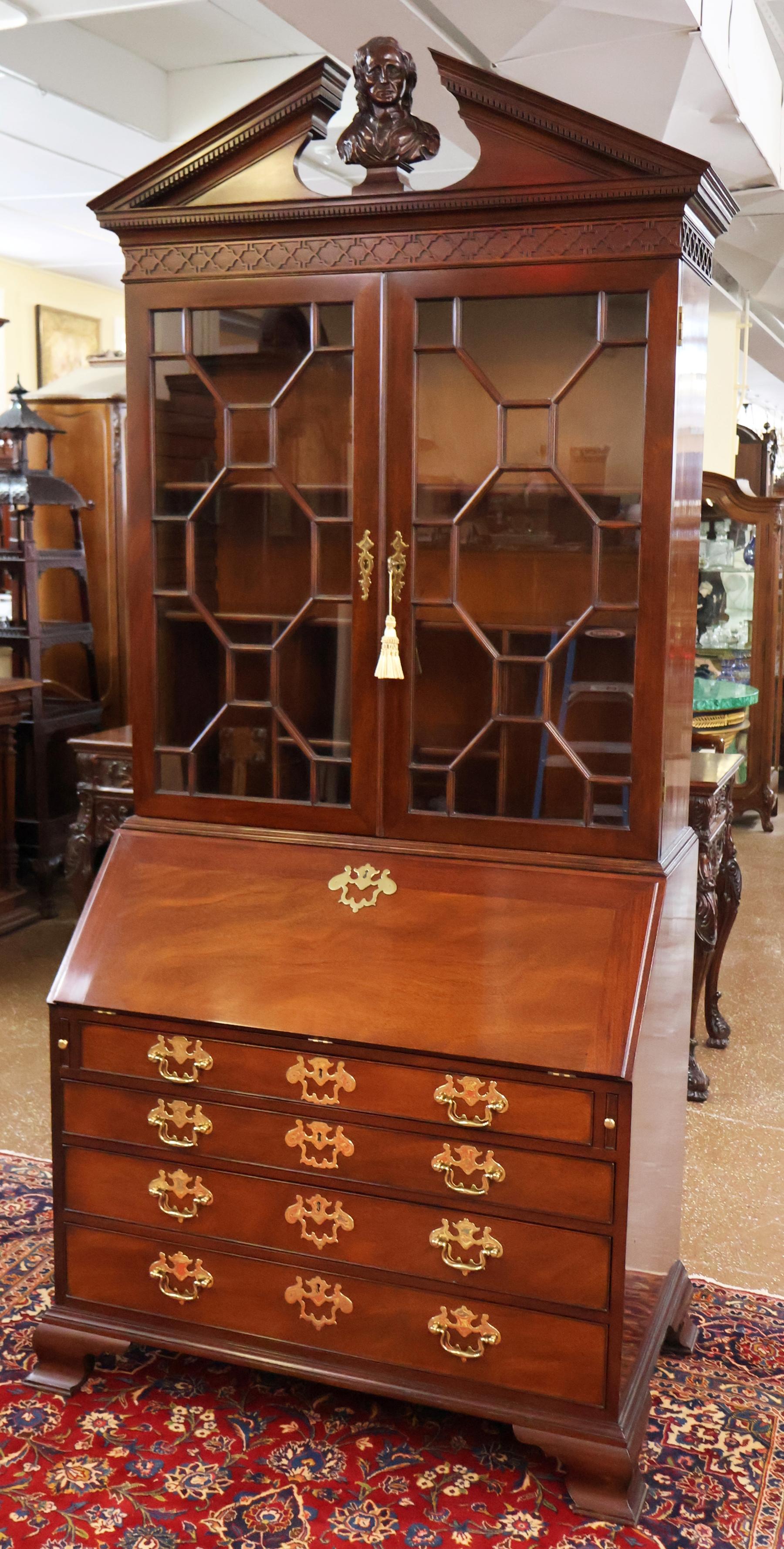 Americano Kindel Furniture National Trust Collection'S Scrivania in mogano intagliato in vendita