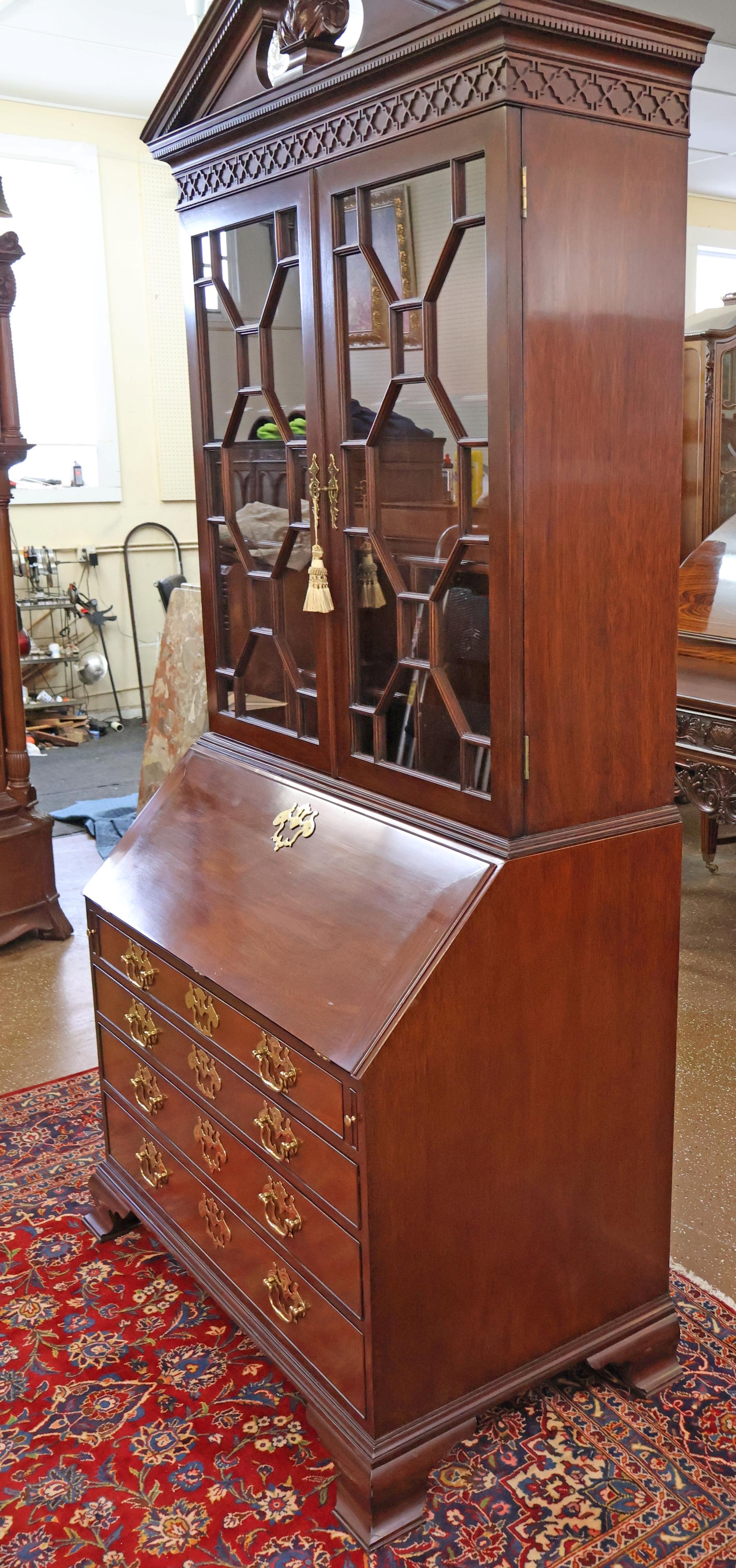 Fine XX secolo Kindel Furniture National Trust Collection'S Scrivania in mogano intagliato in vendita