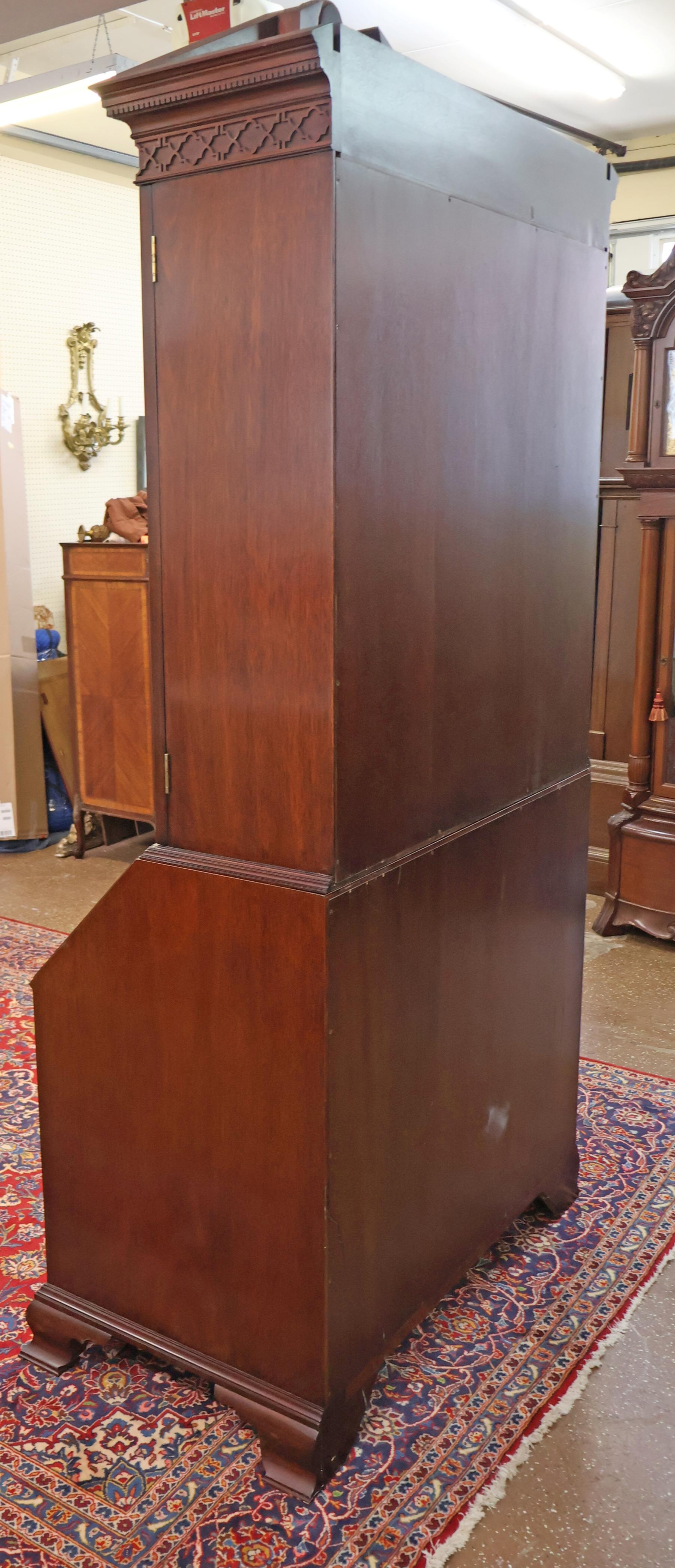 Mogano Kindel Furniture National Trust Collection'S Scrivania in mogano intagliato in vendita