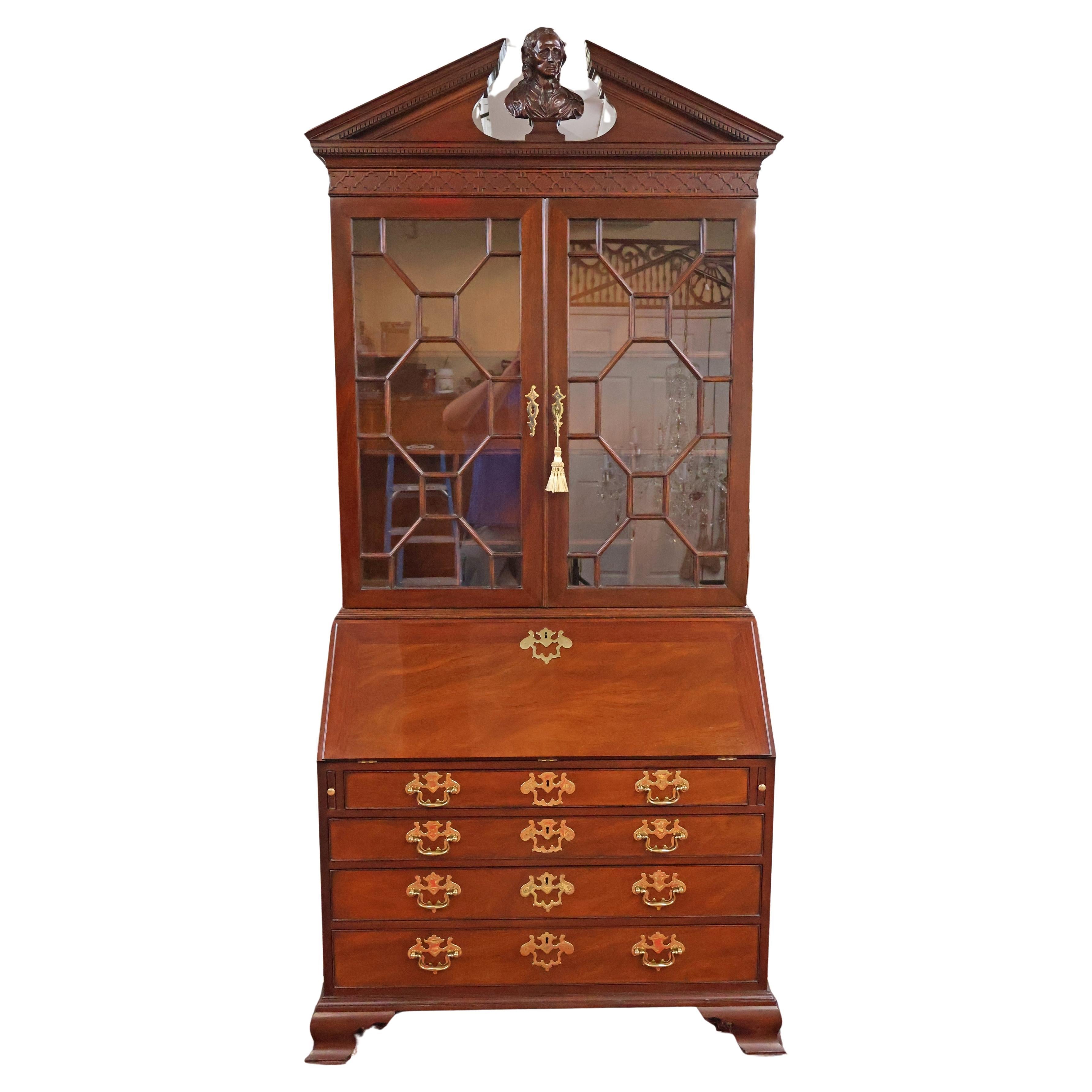 Kindel Furniture National Trust Collection'S Scrivania in mogano intagliato in vendita