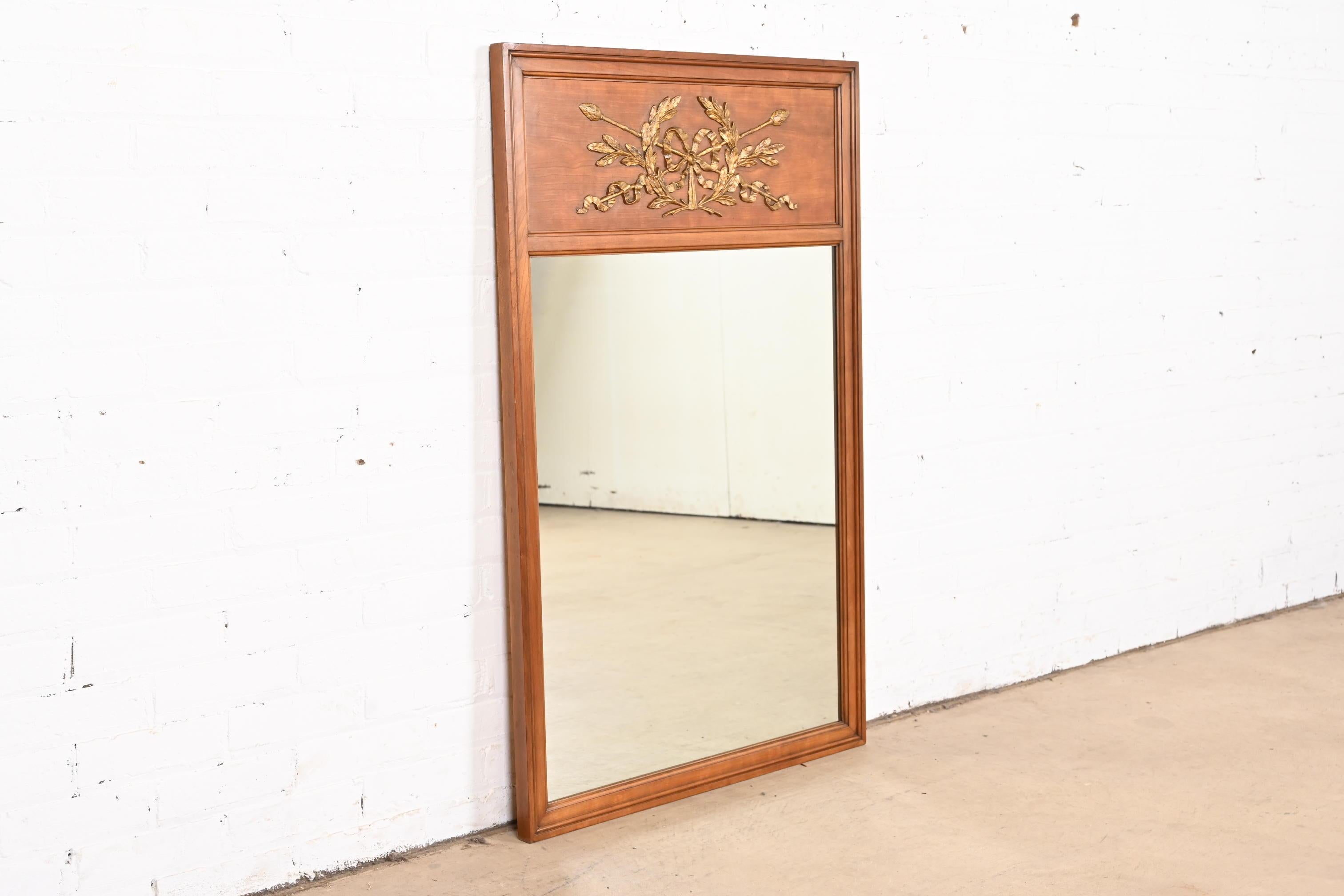 A gorgeous Neoclassical or French Regency Louis XVI style wall mirror

By Kindel Furniture

USA, Circa 1960s

Cherry wood, with gold gilt carved wreath.

Measures: 29