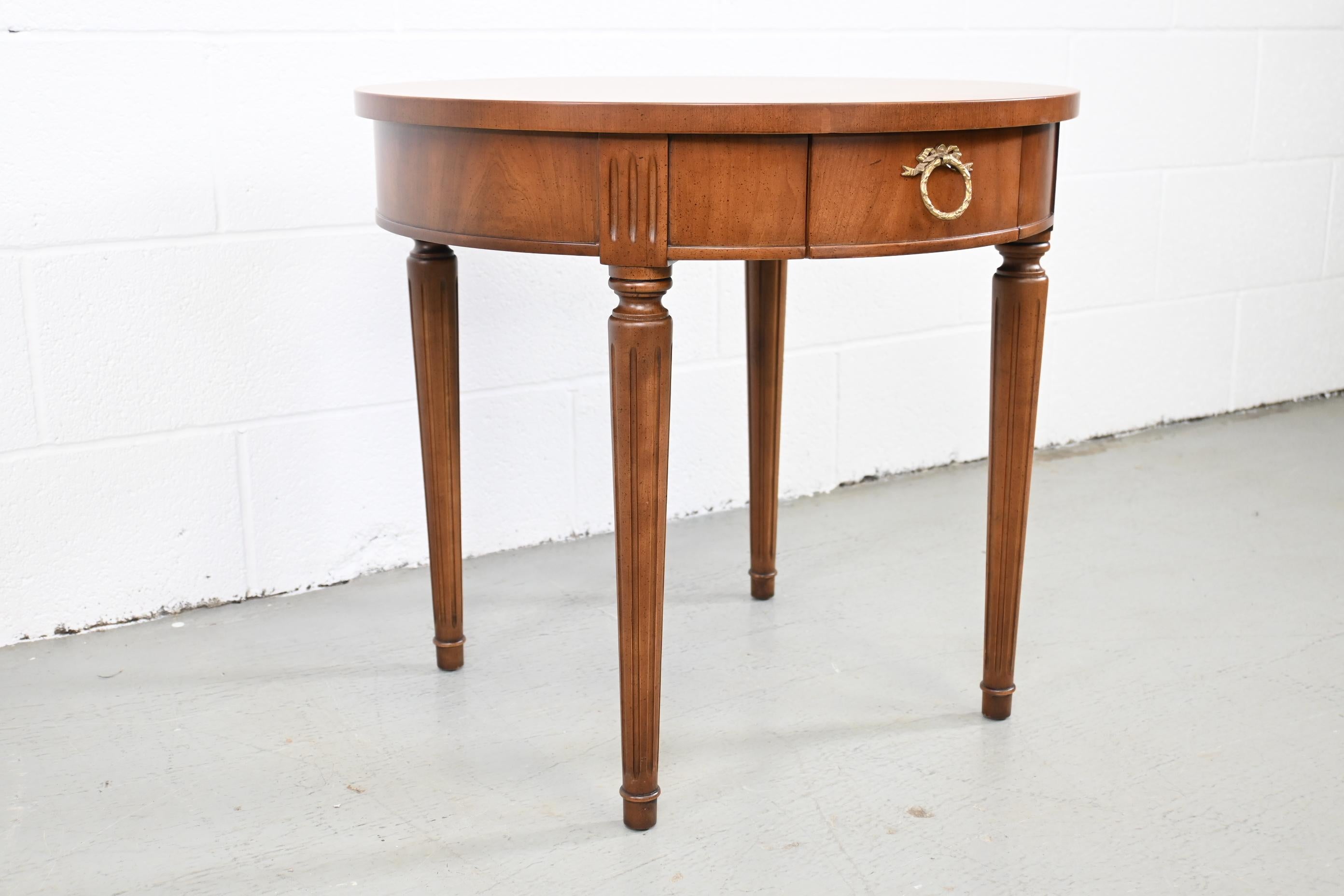 Kindel Furniture neoclassical style round end or side table with one drawer

Kindel Furniture, USA, 1970s

Measures: 24.25 Wide x 24.25 Deep x 22.25 High.

Neoclassical style round side table with one drawer and brass pull.

Newly