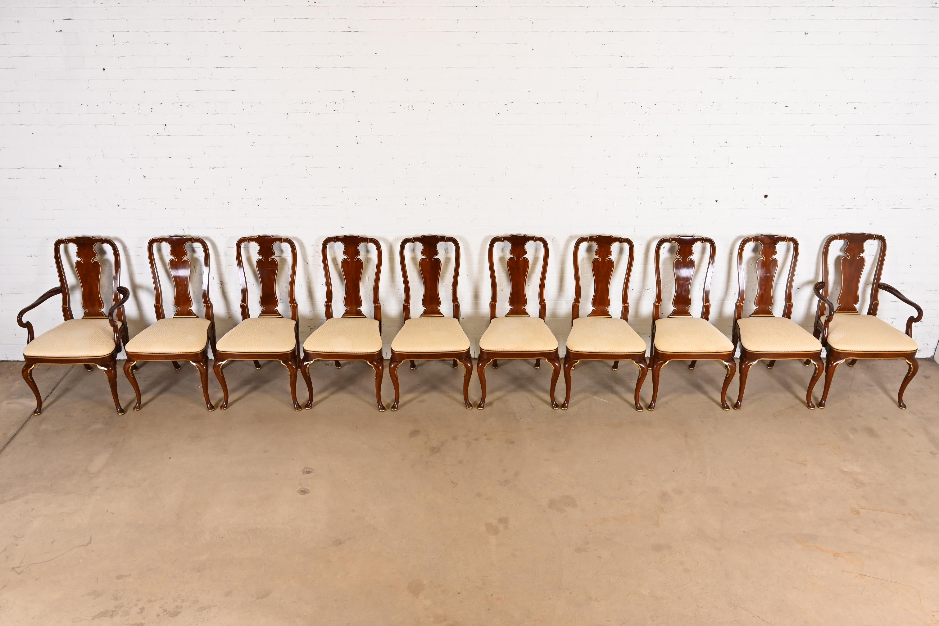 Fermer
Description
Un magnifique ensemble de dix chaises de salle à manger de style Queen Anne

Par Kindel Furniture

États-Unis, années 1980

Acajou sculpté, avec détails dorés, et sièges rembourrés.

Mesures :
Chaises d'appoint - 21 