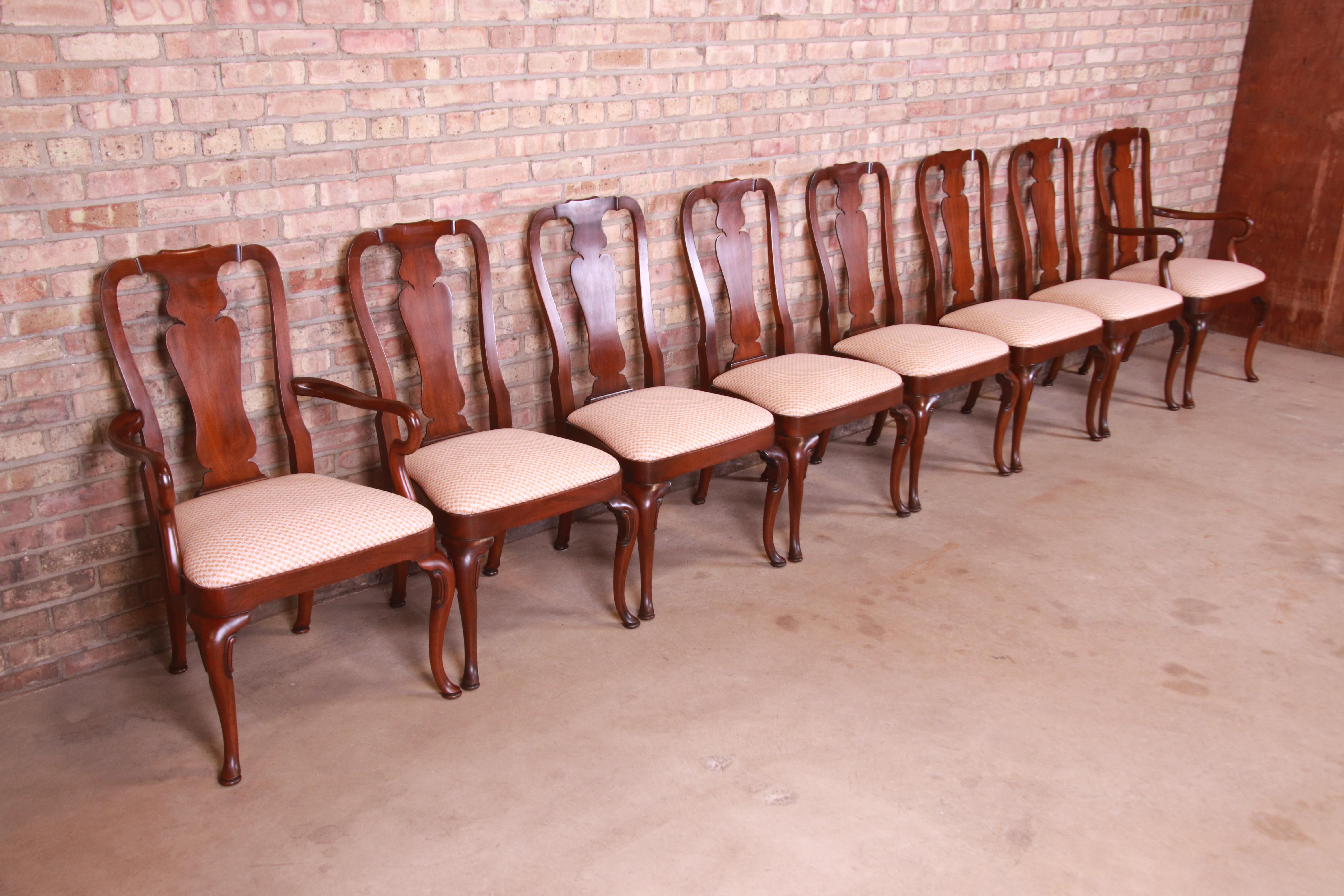 An exceptional set of eight Queen Anne style dining chairs

By Kindel Furniture

USA, 1980s

Solid sculpted mahogany frames, with upholstered seats.

Measures:
Side chairs: 21