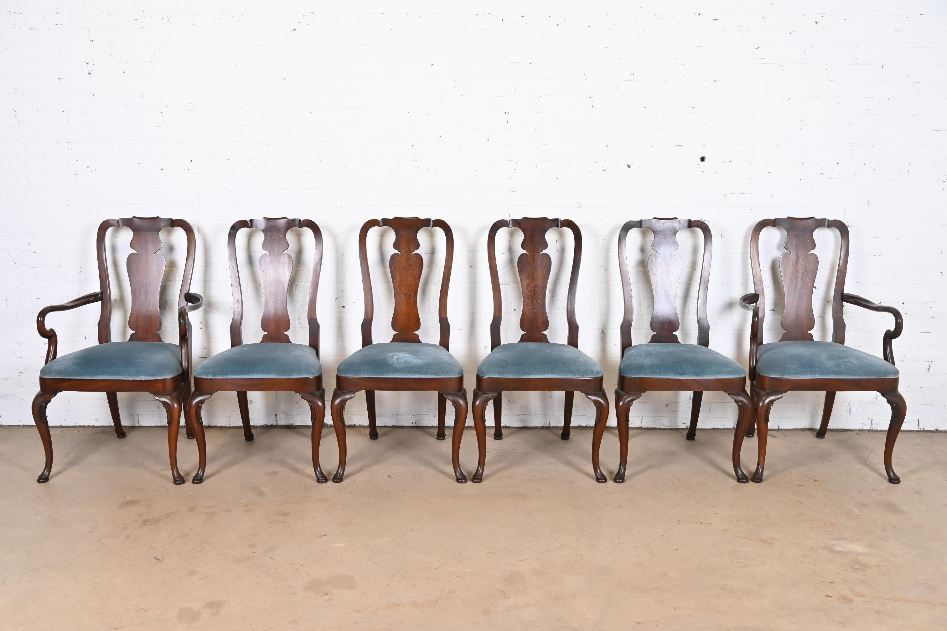 A gorgeous set of six Queen Anne style dining chairs

By Kindel Furniture

USA, 1981

Solid carved mahogany frames, with blue velvet upholstered seats.

Measures:
Side Chairs - 21.5