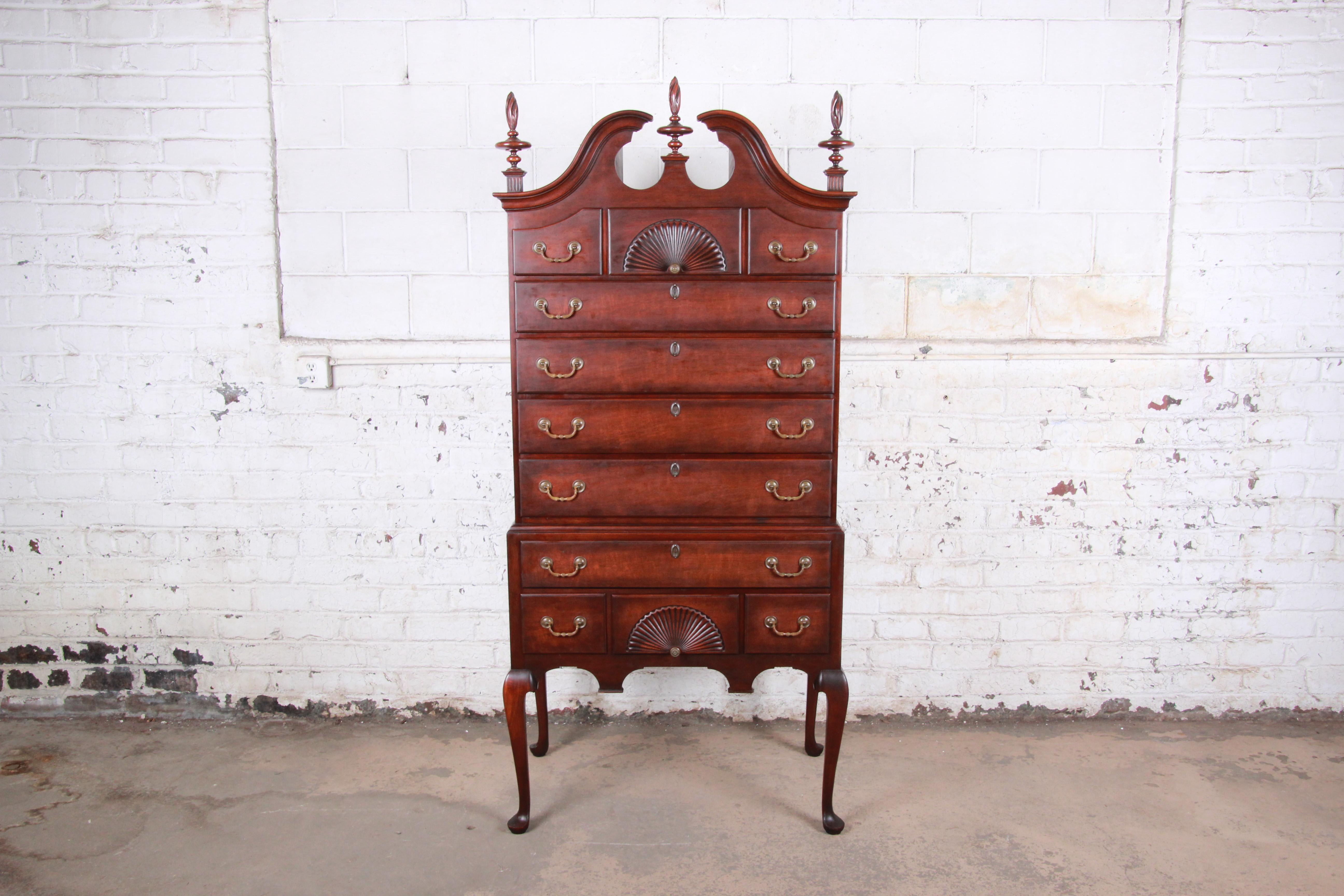 A gorgeous Queen Anne mahogany 11-drawer highboy dresser or chest of drawers

By Kindel Furniture

USA, circa 1980s

Measures: 37.13