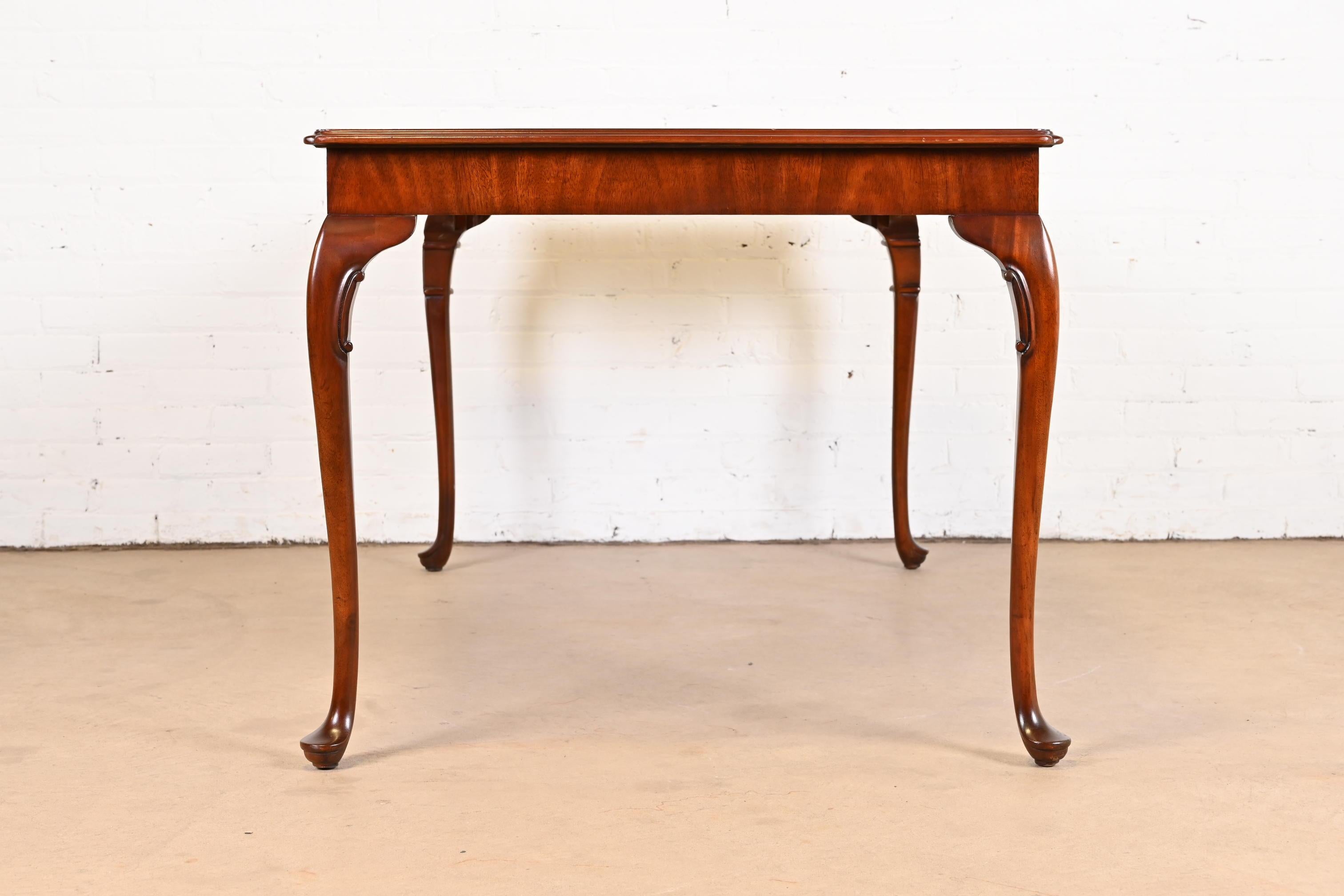 Kindel Furniture Queen Anne Mahogany Petite Extension Tavolo da pranzo o tavolo da gioco in vendita 7