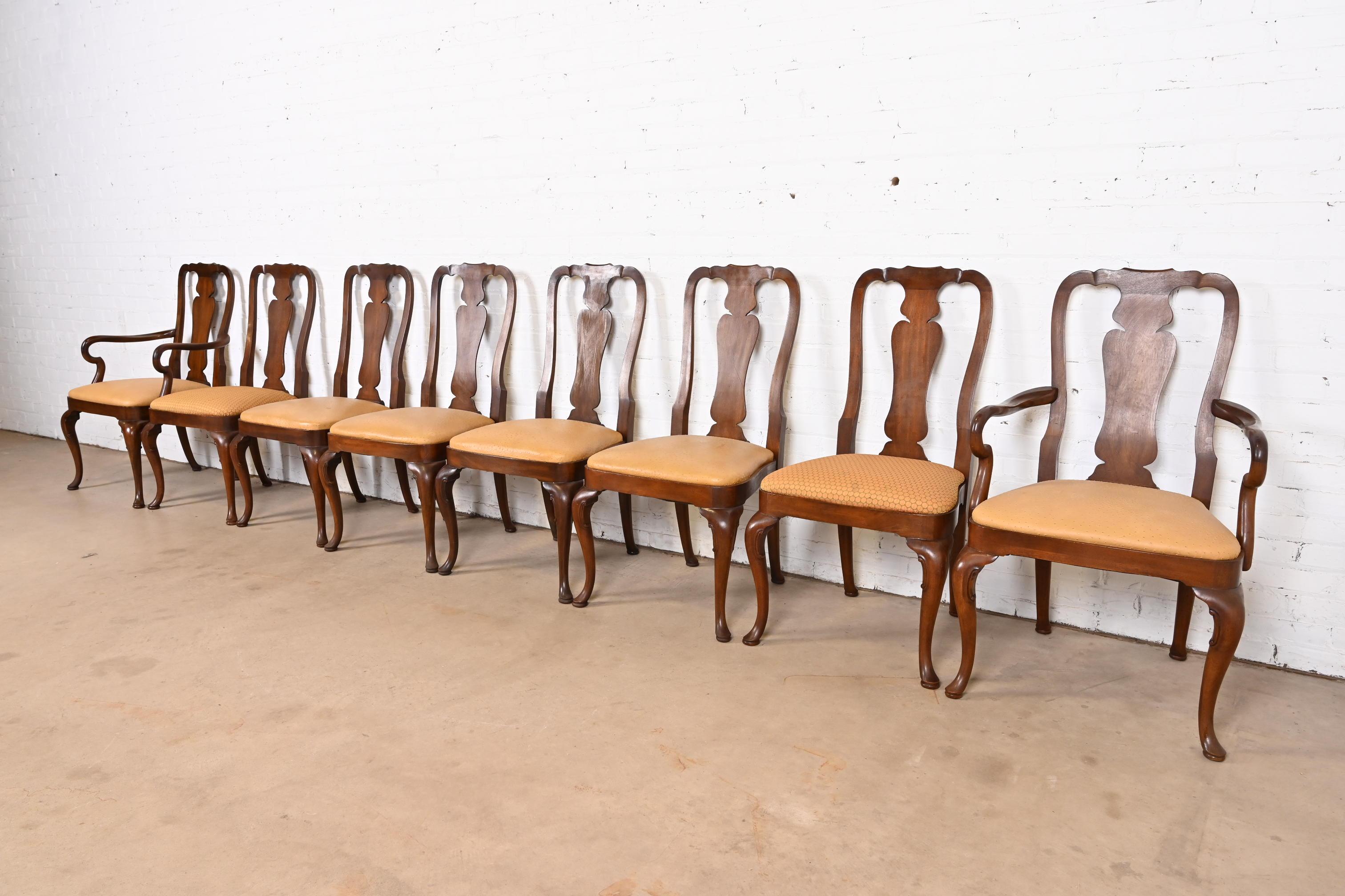 An exceptional set of eight Queen Anne or Georgian style dining chairs

By Kindel Furniture

USA, 1975

Solid sculpted mahogany frames, with upholstered seats.

Measures: 
Side chairs: 21.38