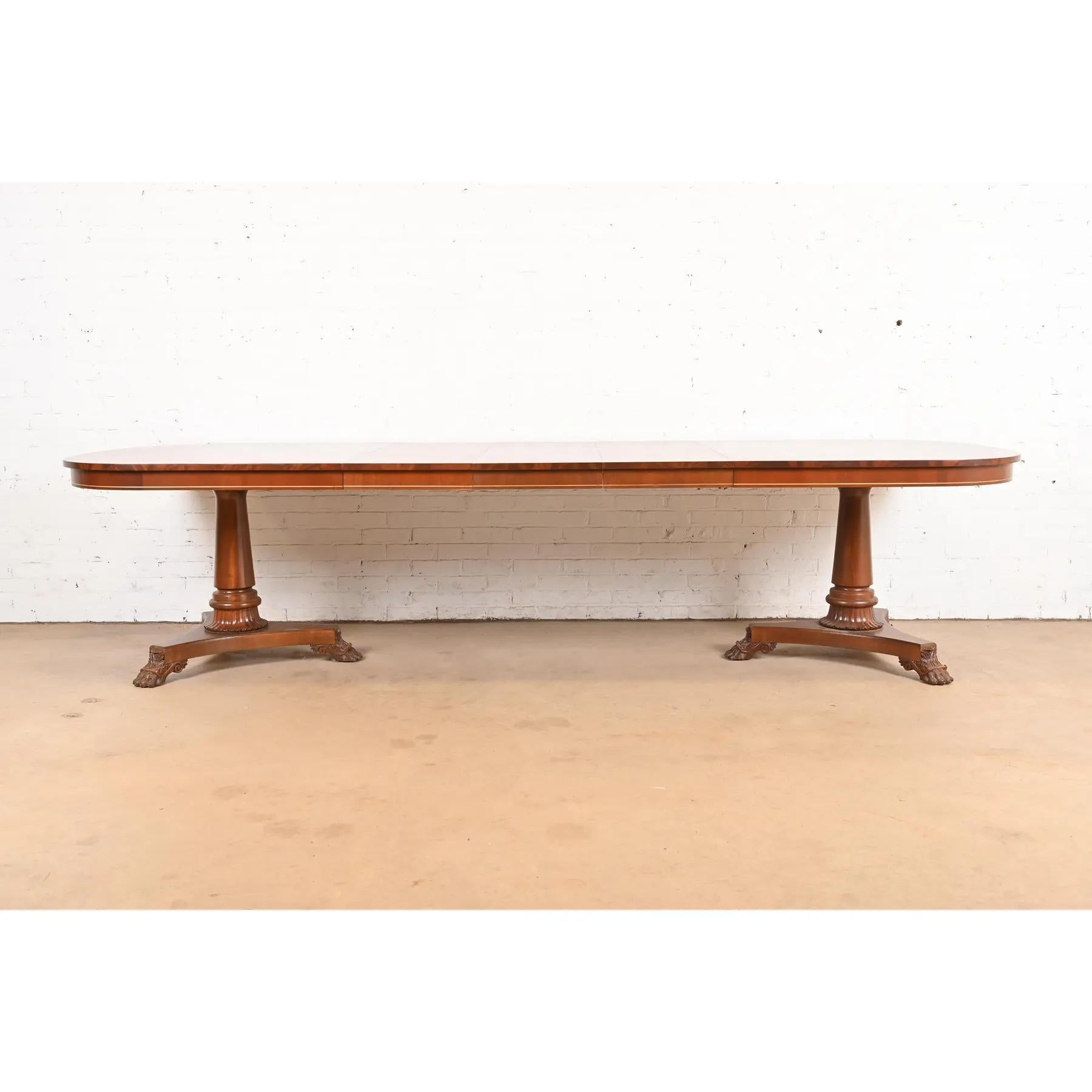Kindel Furniture Regency Banded Mahagoni-Esstisch, neu lackiert im Zustand „Gut“ im Angebot in South Bend, IN