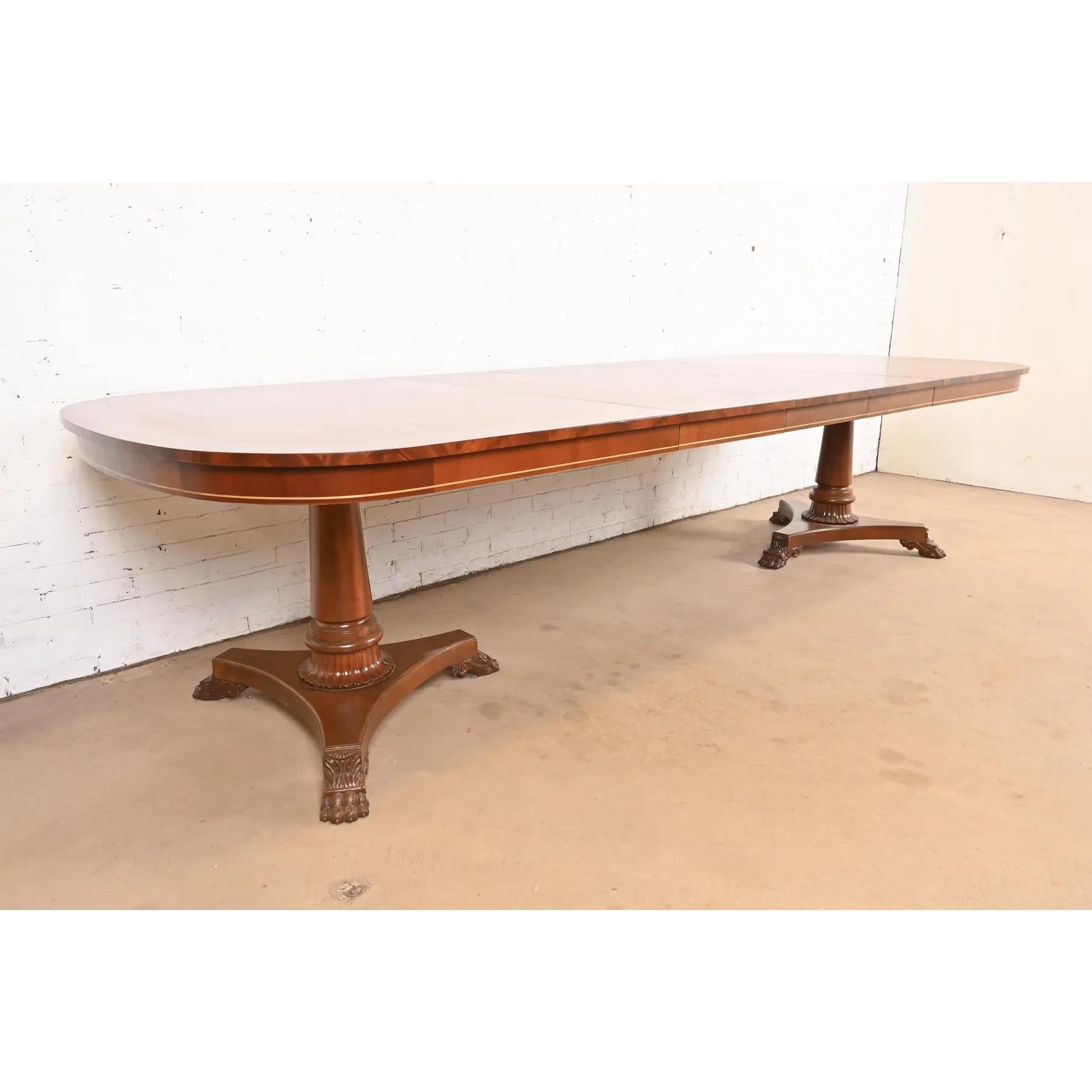 Kindel Furniture Regency Banded Mahagoni-Esstisch, neu lackiert (20. Jahrhundert) im Angebot