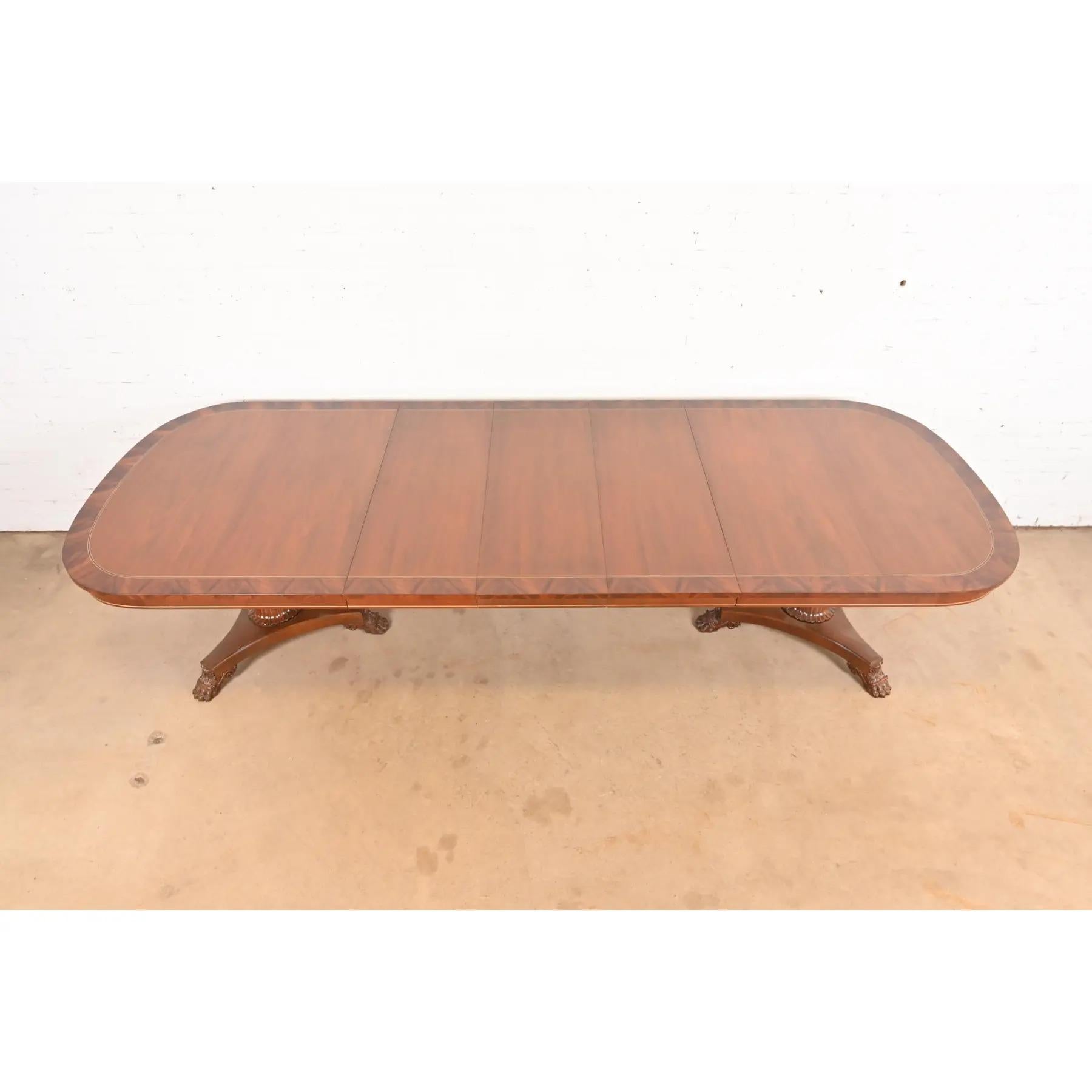 Kindel Furniture Regency Banded Mahagoni-Esstisch, neu lackiert im Angebot 1