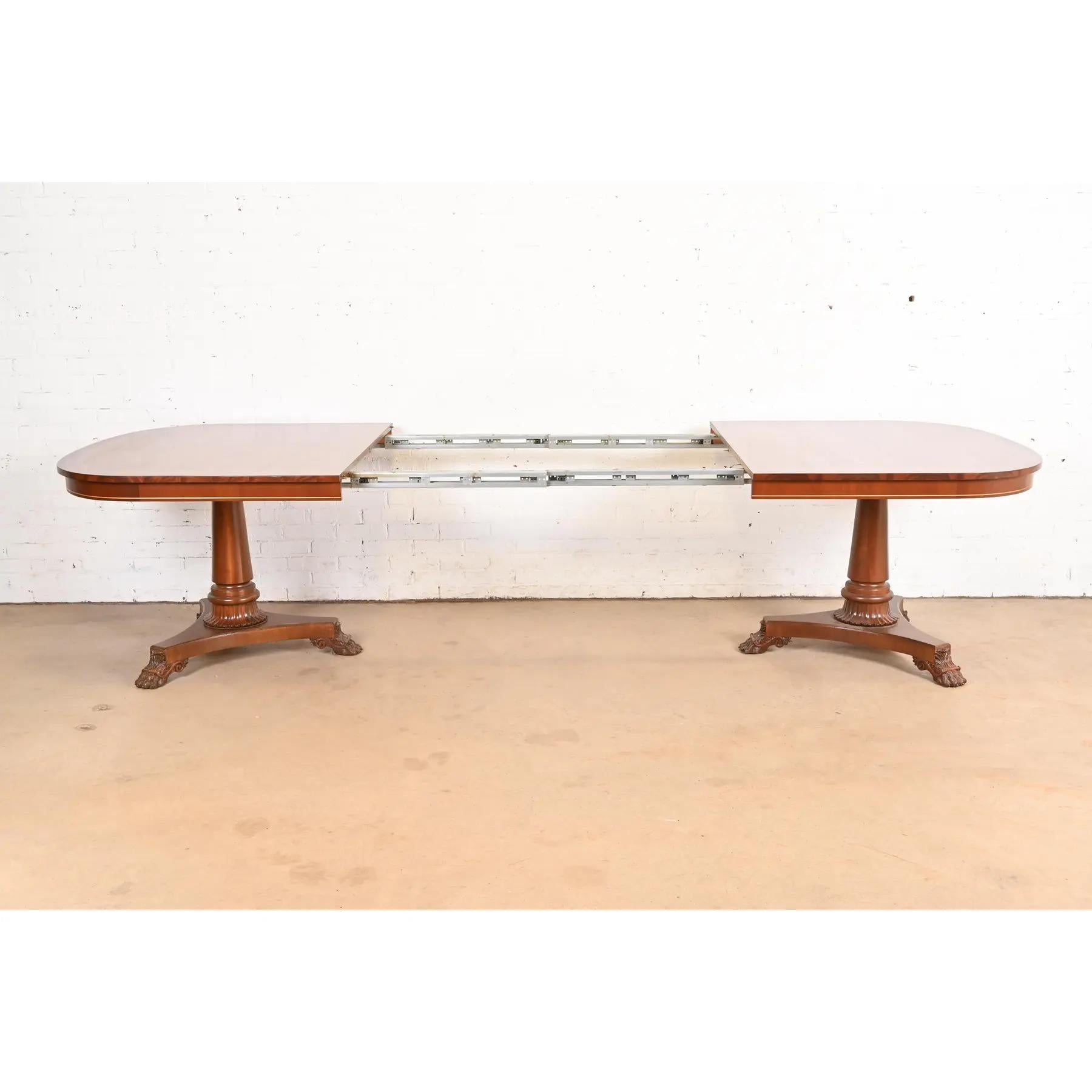 Kindel Furniture Regency Banded Mahagoni-Esstisch, neu lackiert im Angebot 2