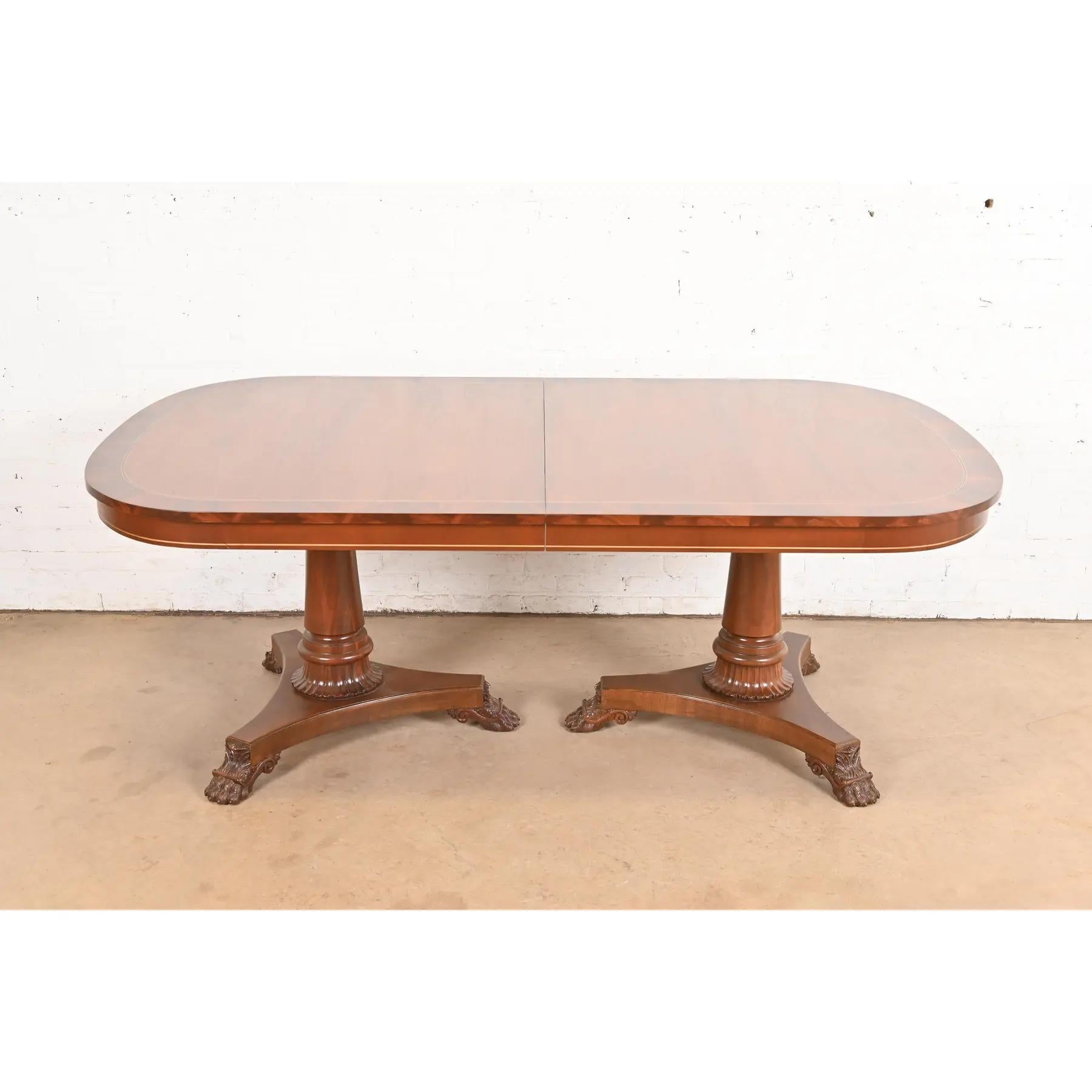 Kindel Furniture Regency Banded Mahagoni-Esstisch, neu lackiert im Angebot 3