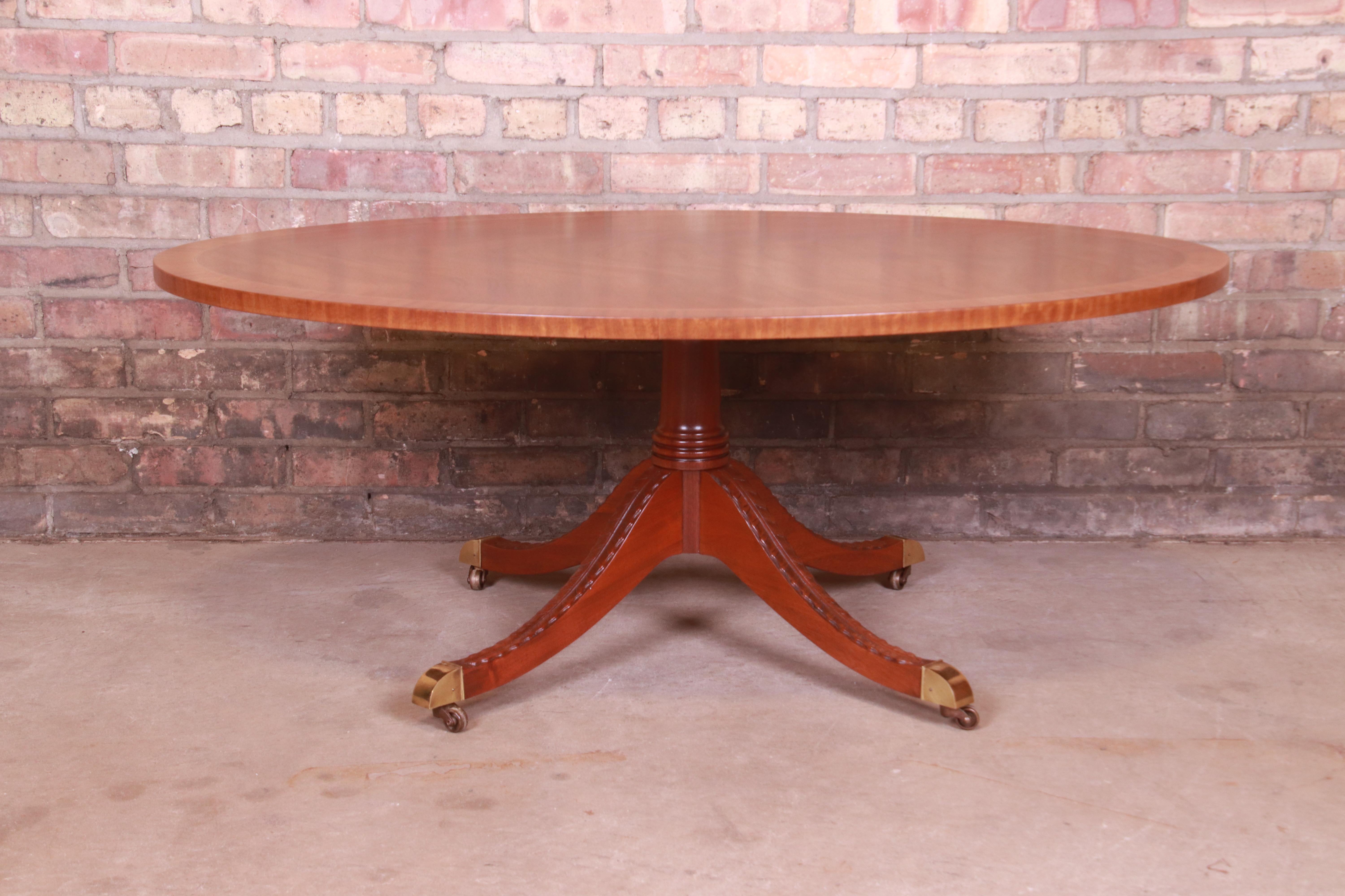 An exceptional Regency style coffee table

By Kindel furniture

USA, Circa 1980s

Banded mahogany top, with carved solid mahogany pedestal and brass-capped feet.

Measures: 47.88