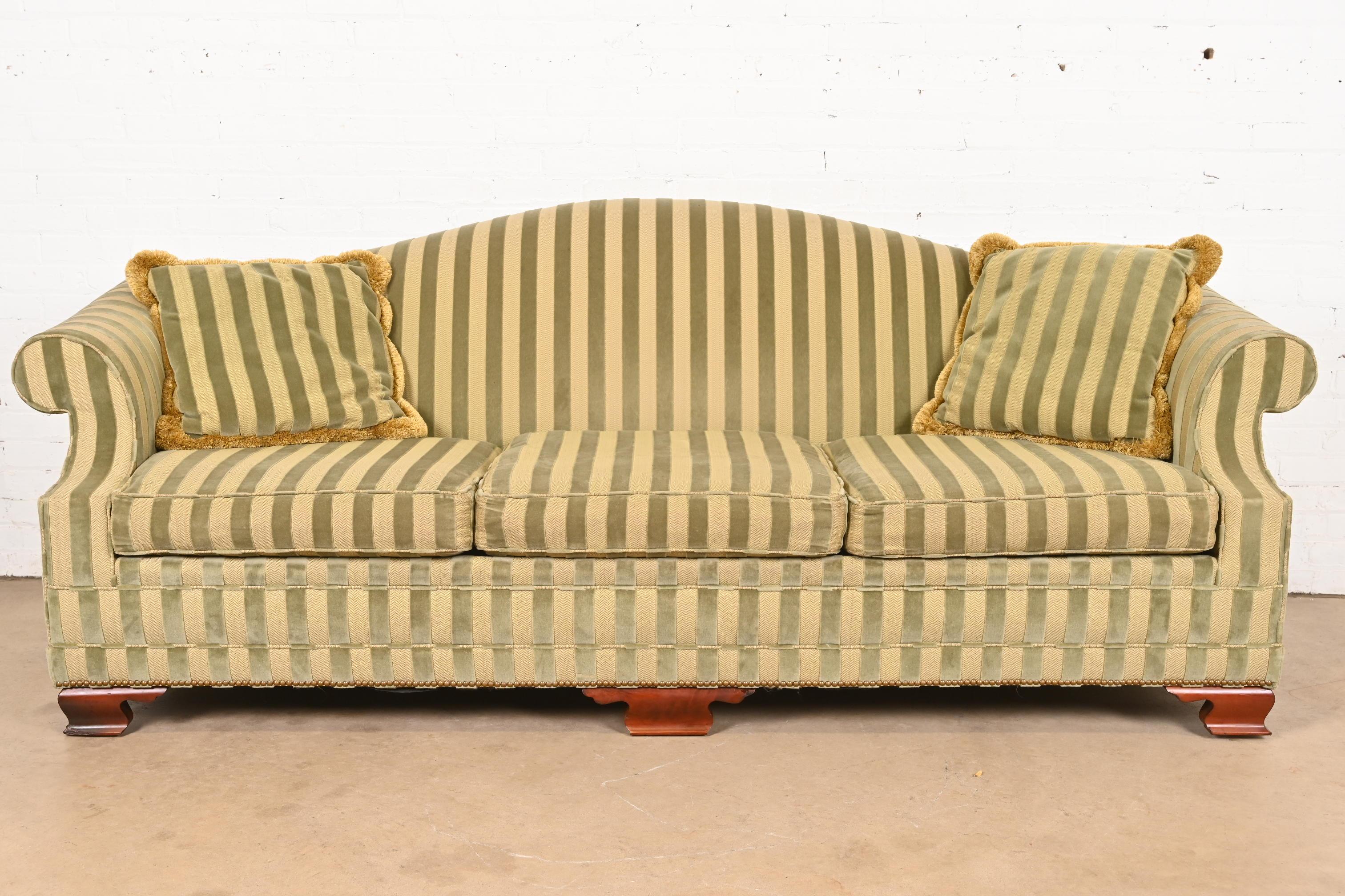 Un precioso sofá de estilo Regencia con respaldo de camello y tapicería de terciopelo a rayas

Por Kindel Furniture

EE.UU., finales del siglo XX

Medidas: 92,5