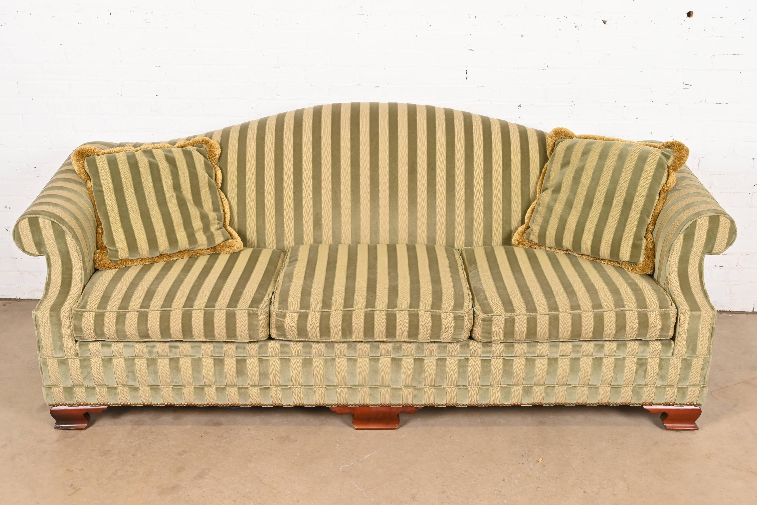 Kindel Furniture Sofá Regency Camelback Con Tapicería De Terciopelo A Rayas Regencia en venta