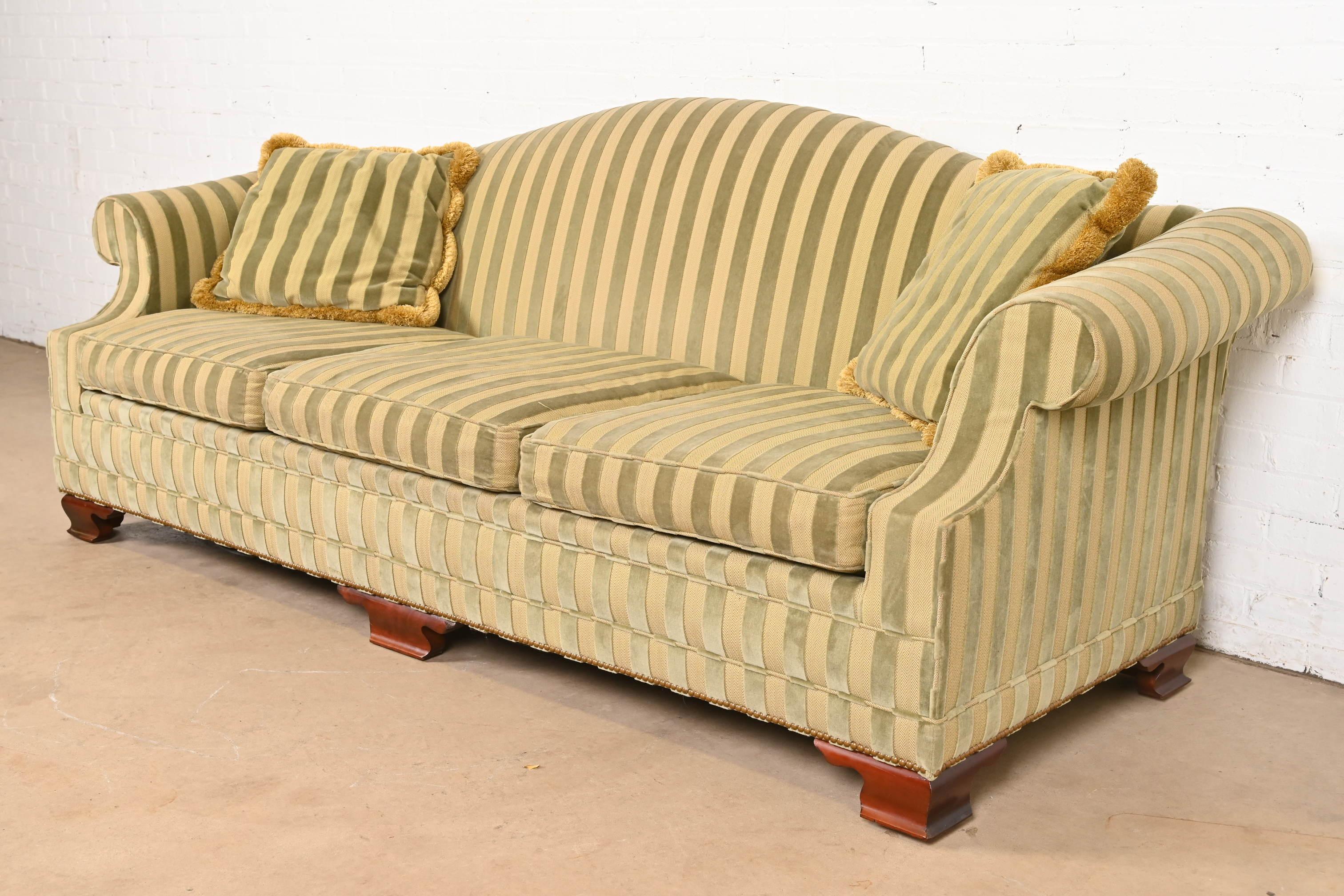 Kindel Furniture Sofá Regency Camelback Con Tapicería De Terciopelo A Rayas Estadounidense en venta