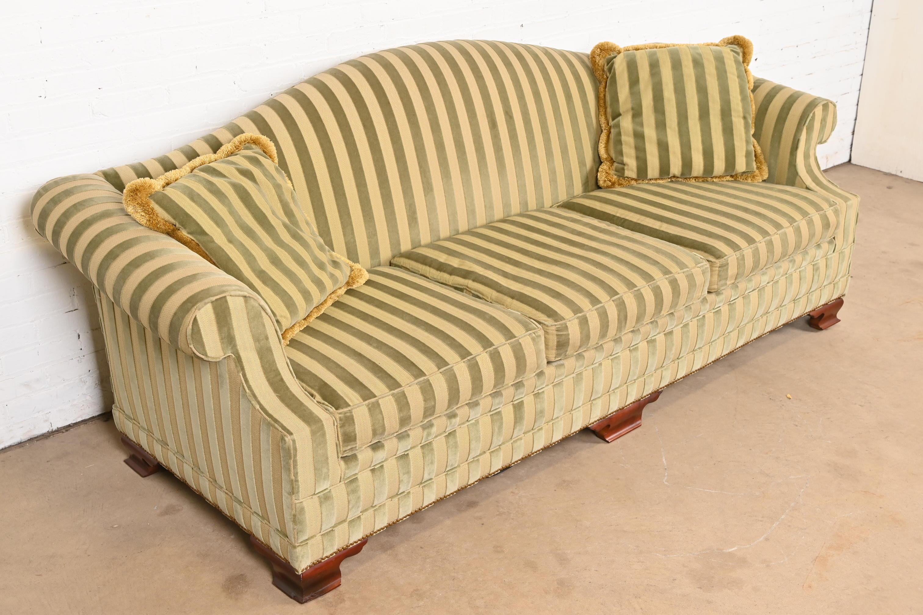 Kindel Furniture Sofá Regency Camelback Con Tapicería De Terciopelo A Rayas en Bueno estado para la venta en South Bend, IN