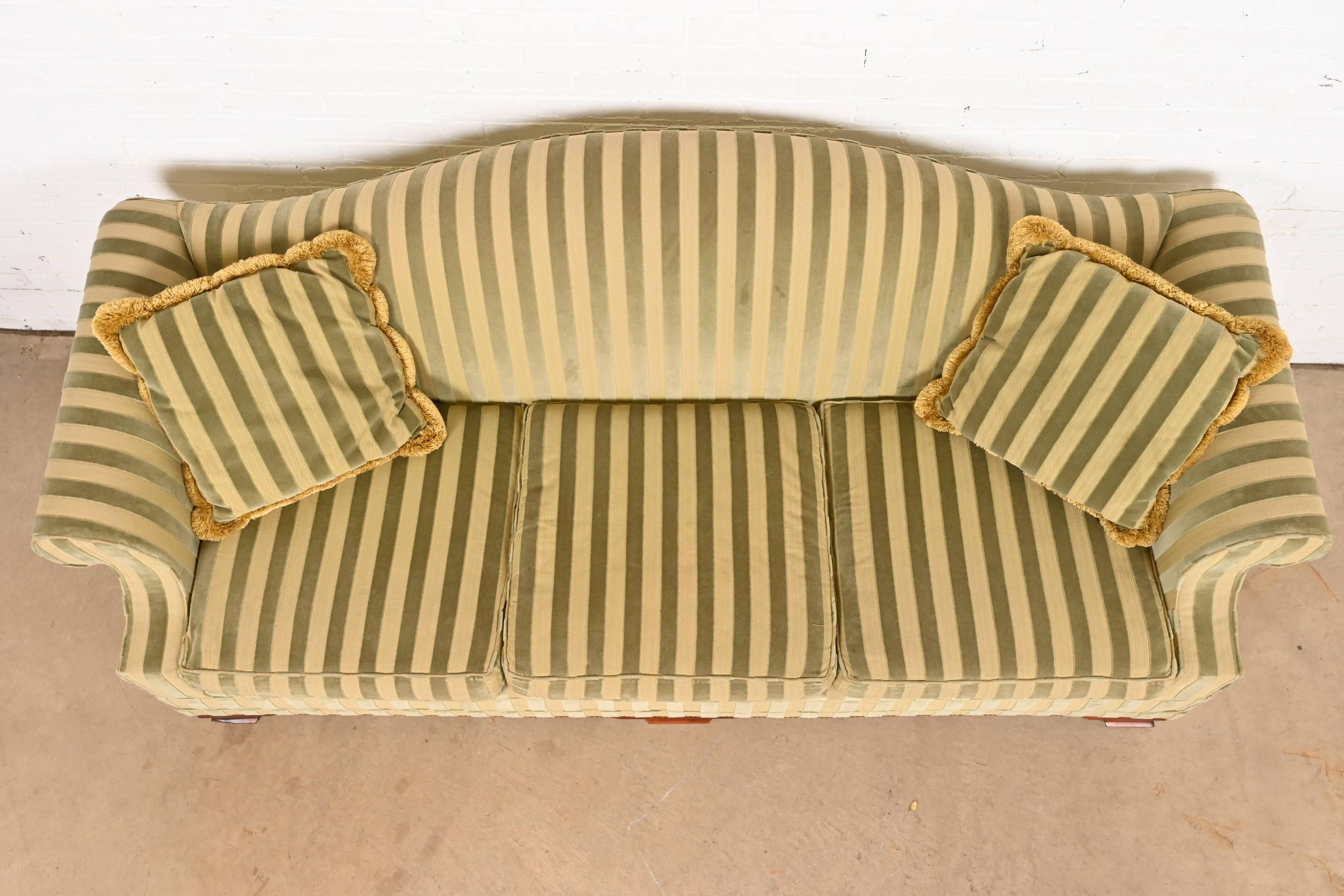 Kindel Furniture Sofá Regency Camelback Con Tapicería De Terciopelo A Rayas siglo XX en venta