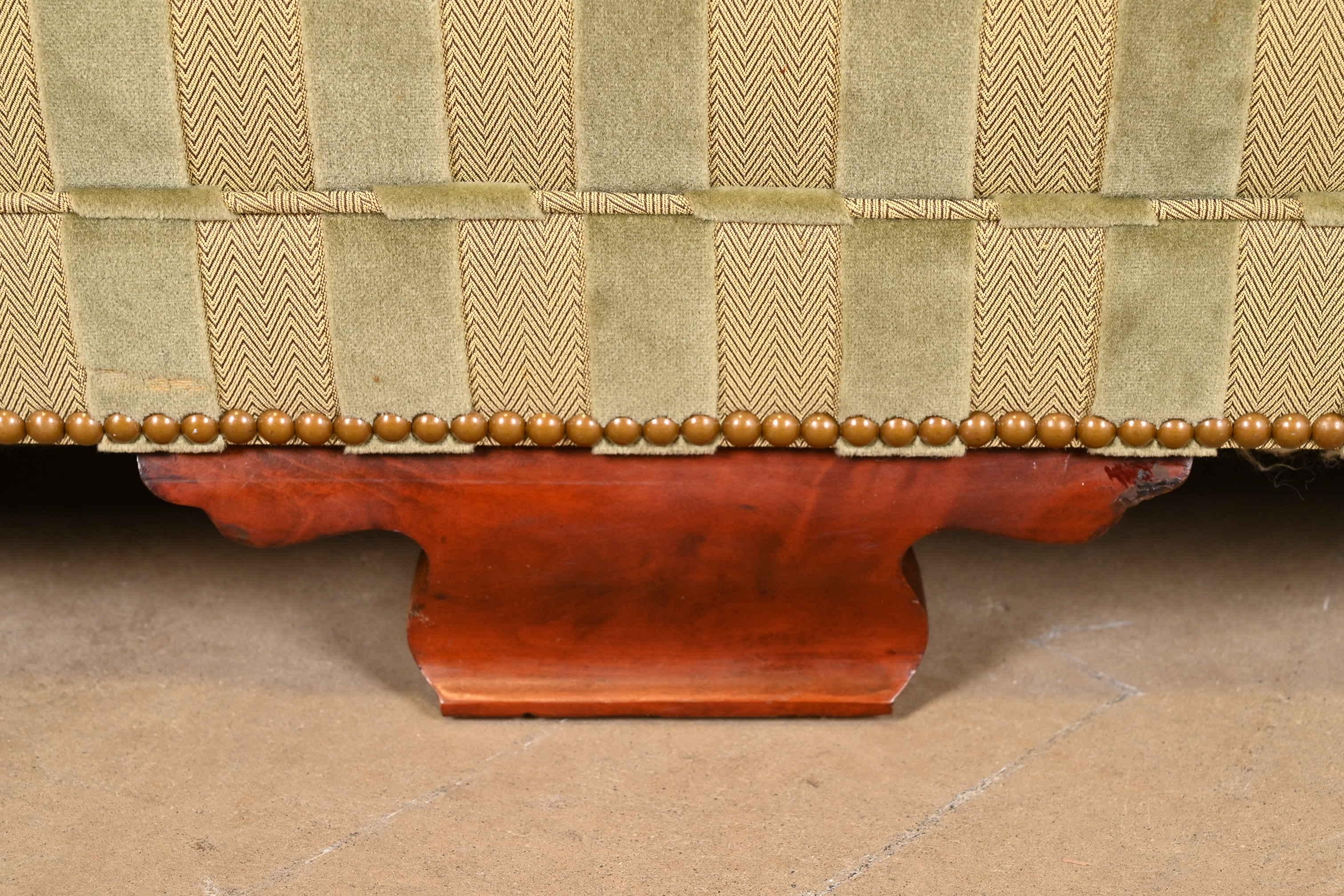 Kindel Furniture Sofá Regency Camelback Con Tapicería De Terciopelo A Rayas en venta 2