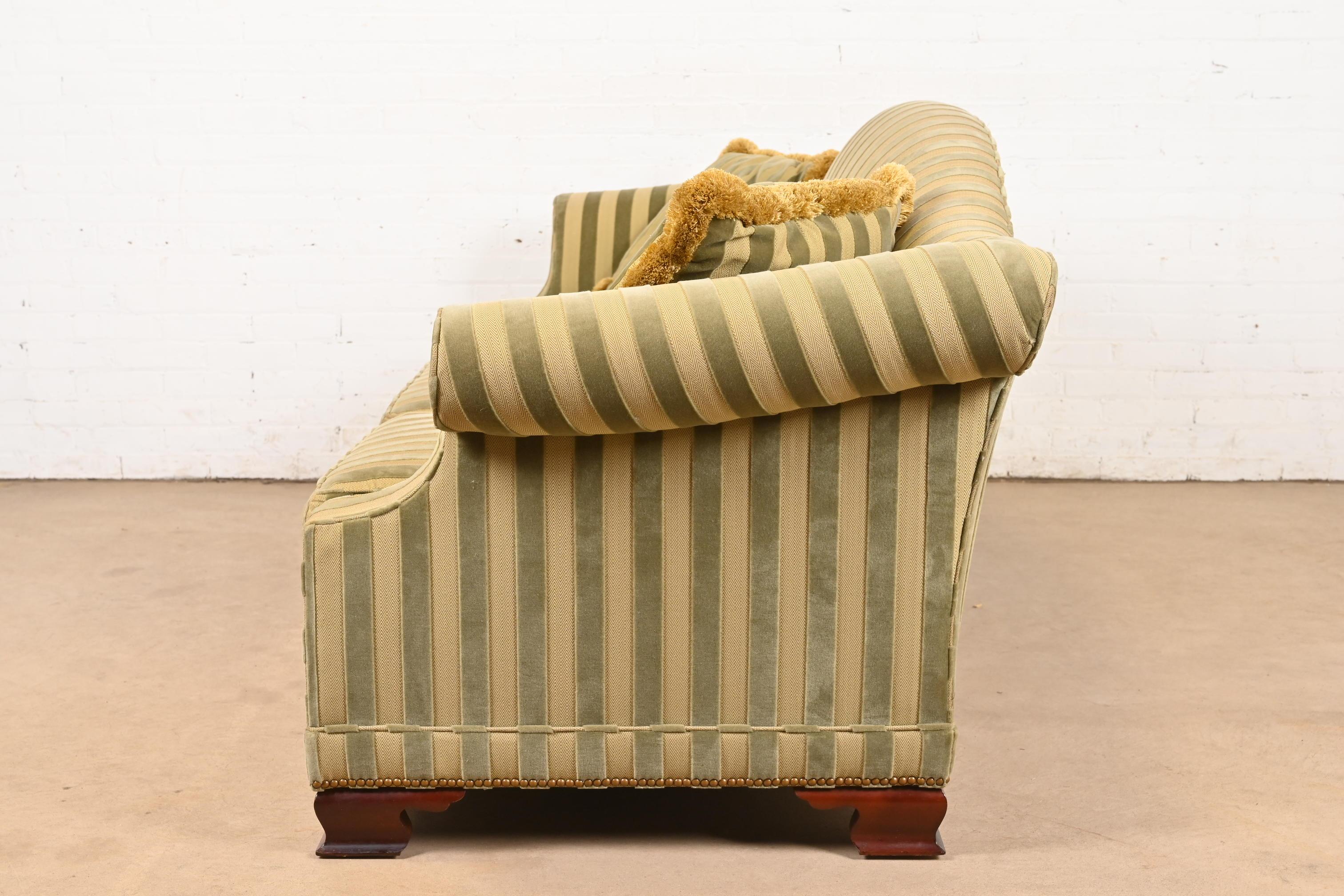 Kindel Furniture Sofá Regency Camelback Con Tapicería De Terciopelo A Rayas en venta 3