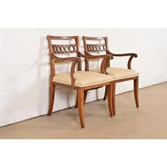 Kindel Furniture Regency geschnitzte Kirschholz Sessel, Paar