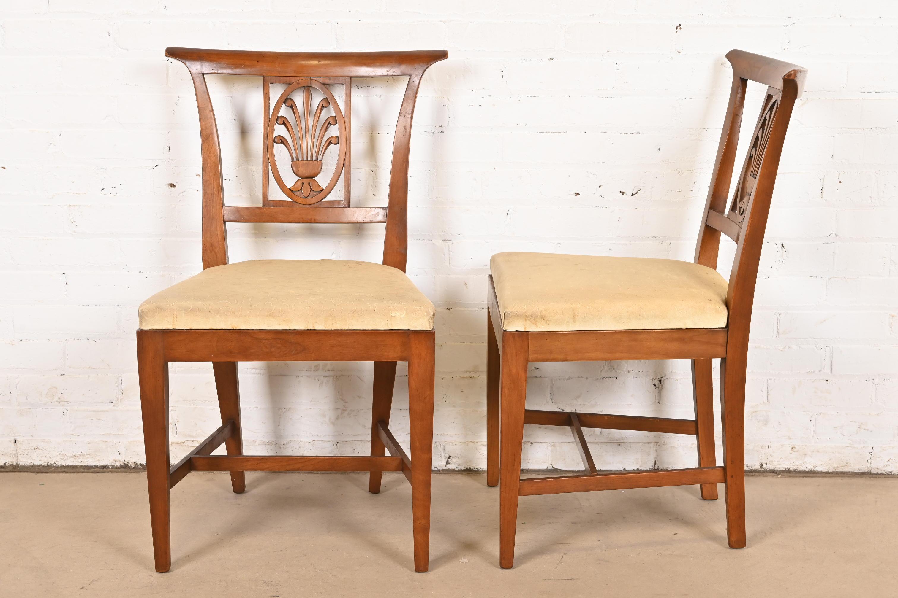 Sedie da pranzo in legno intagliato di Kindel Furniture Regency, set di quattro sedie in vendita 4