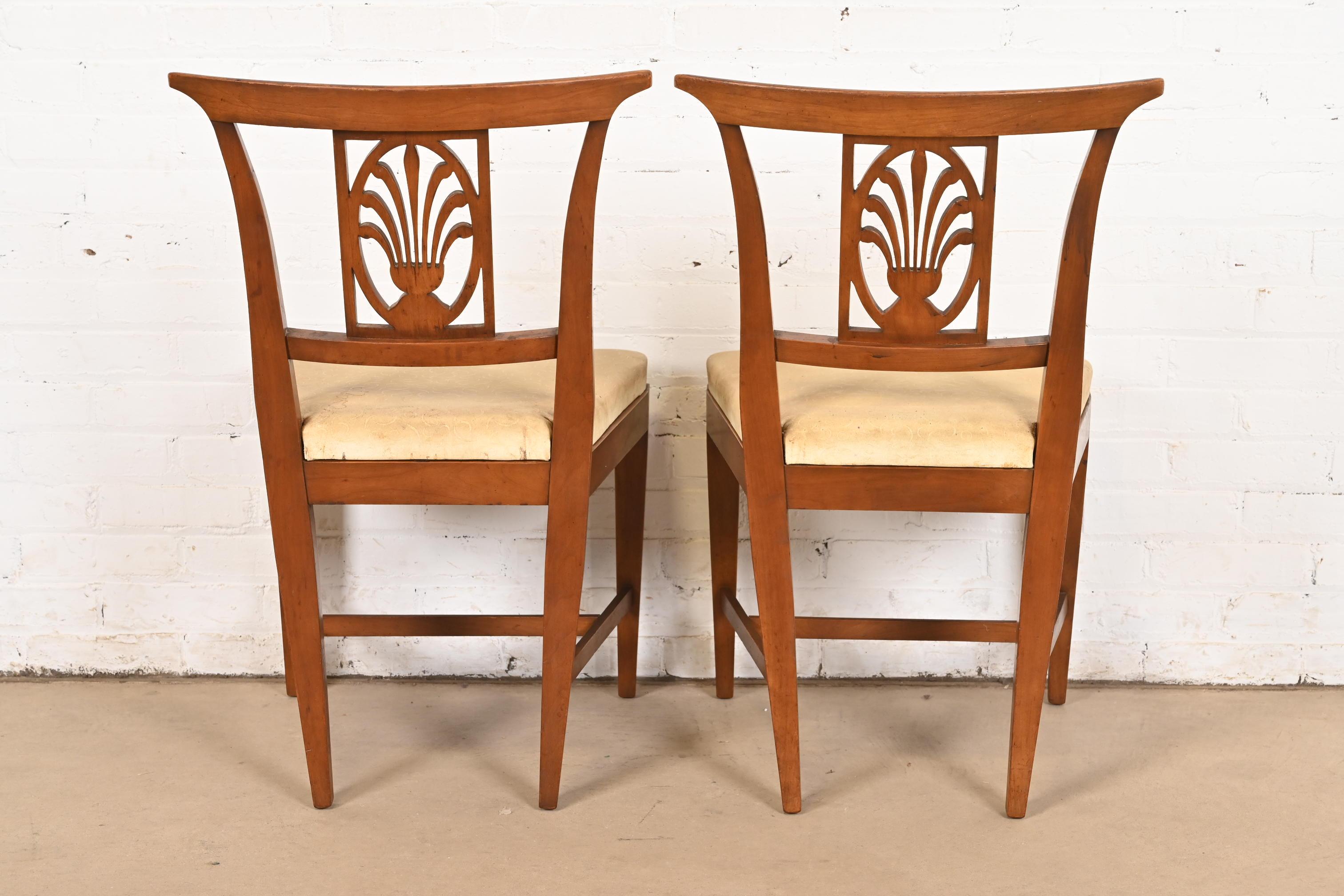 Sedie da pranzo in legno intagliato di Kindel Furniture Regency, set di quattro sedie in vendita 5