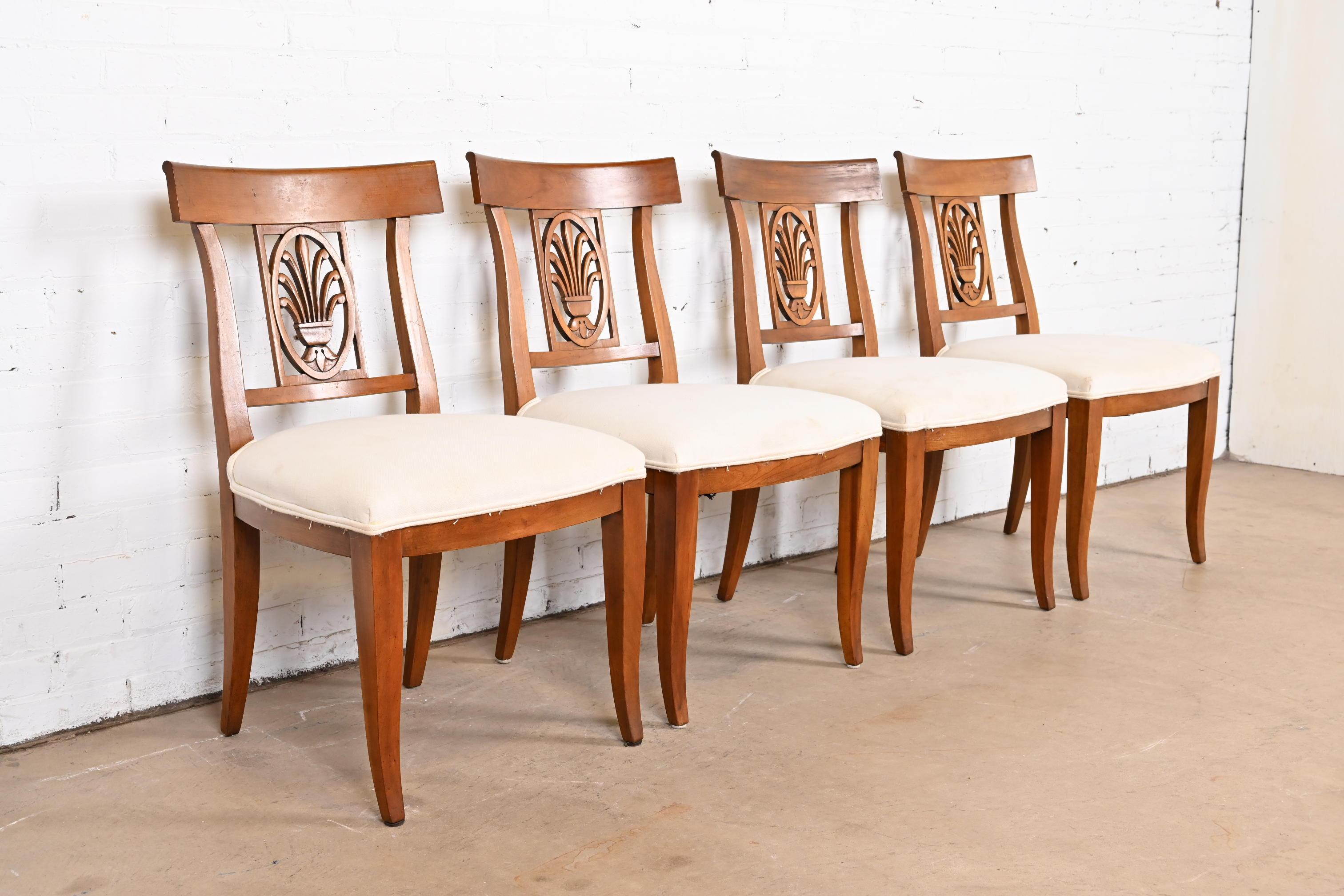 Américain Kindel Furniture ensemble de quatre chaises de salle à manger Regency en bois fruitier sculpté
