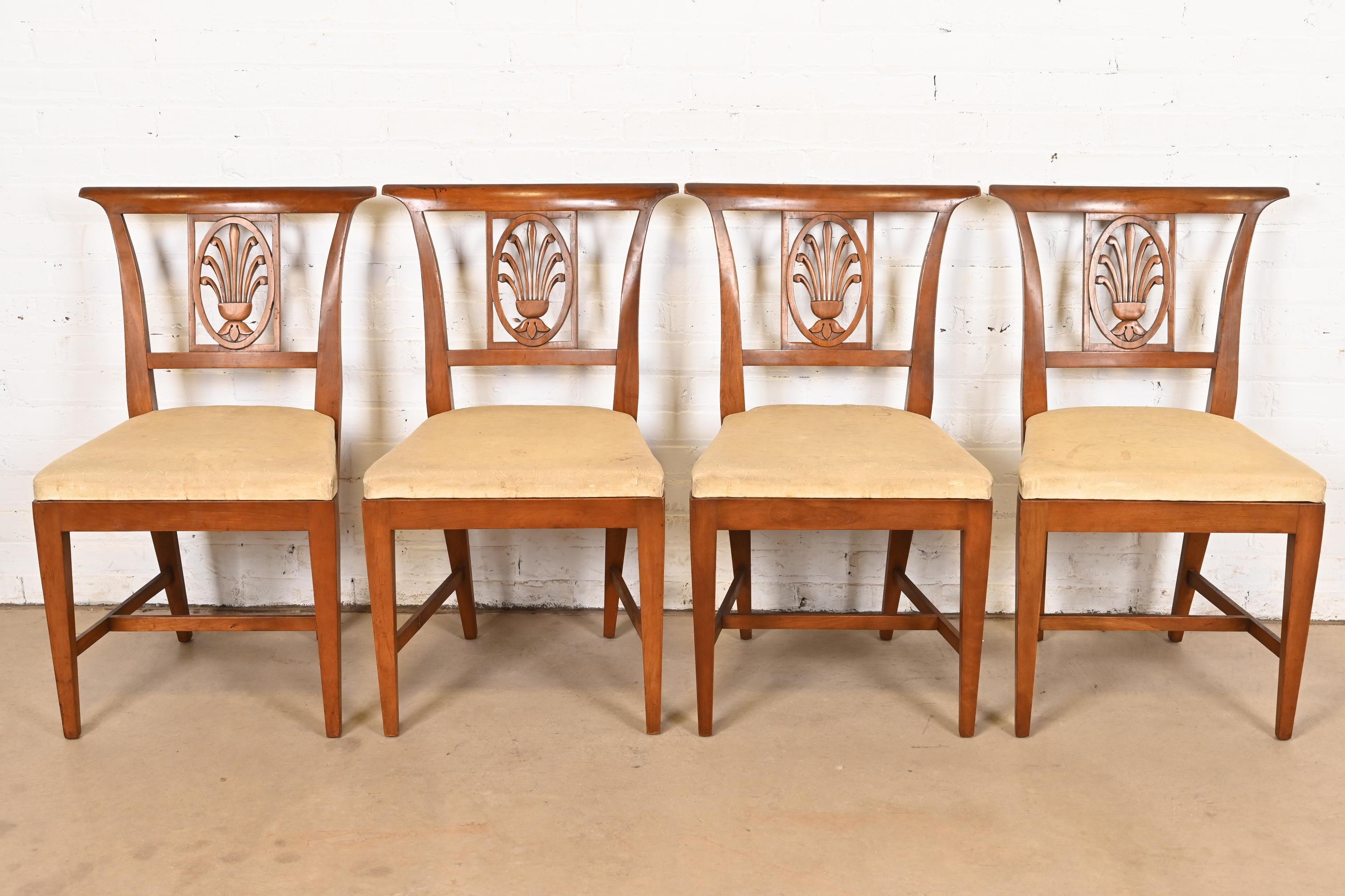 Americano Sedie da pranzo in legno intagliato di Kindel Furniture Regency, set di quattro sedie in vendita