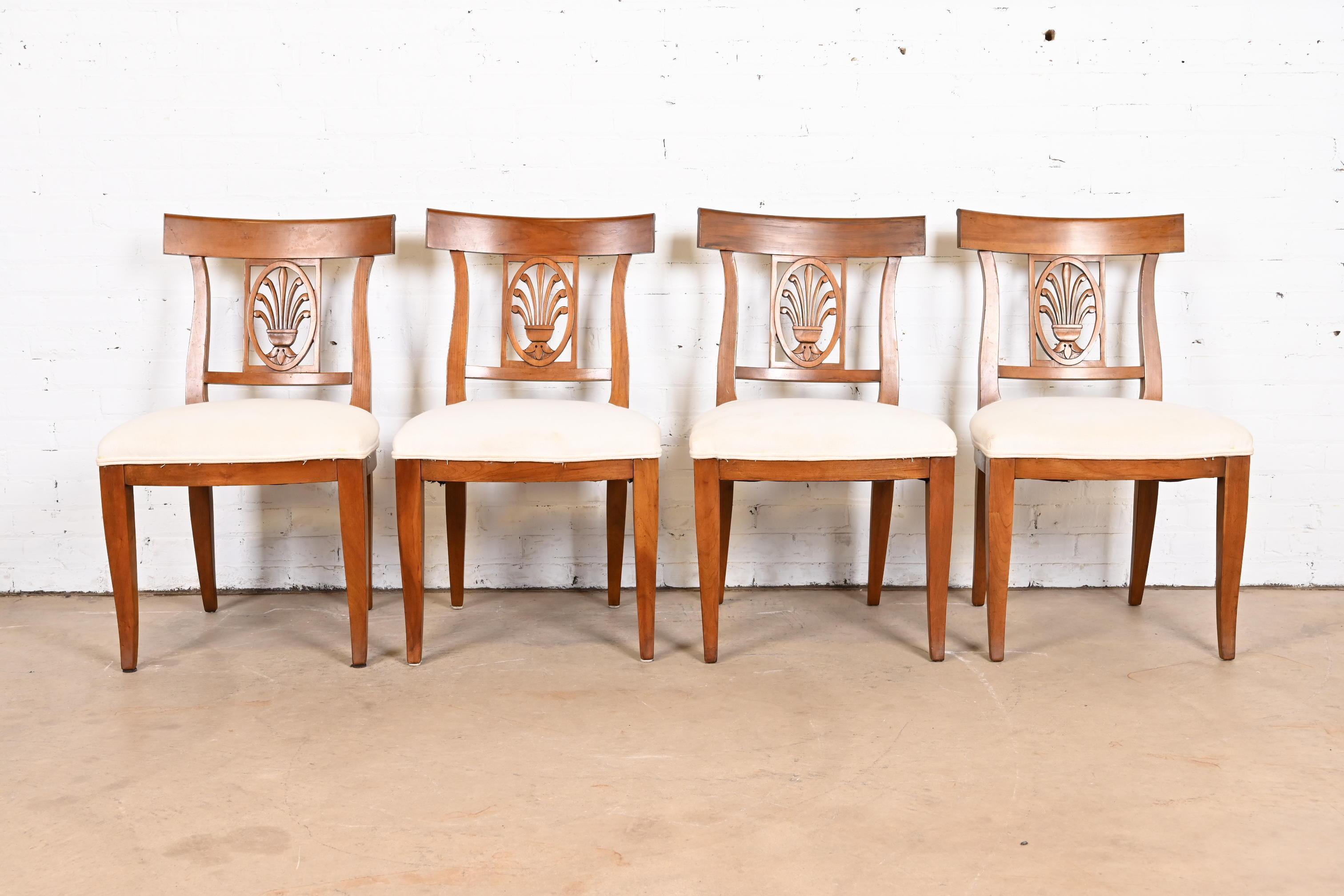 Kindel Furniture ensemble de quatre chaises de salle à manger Regency en bois fruitier sculpté Bon état à South Bend, IN