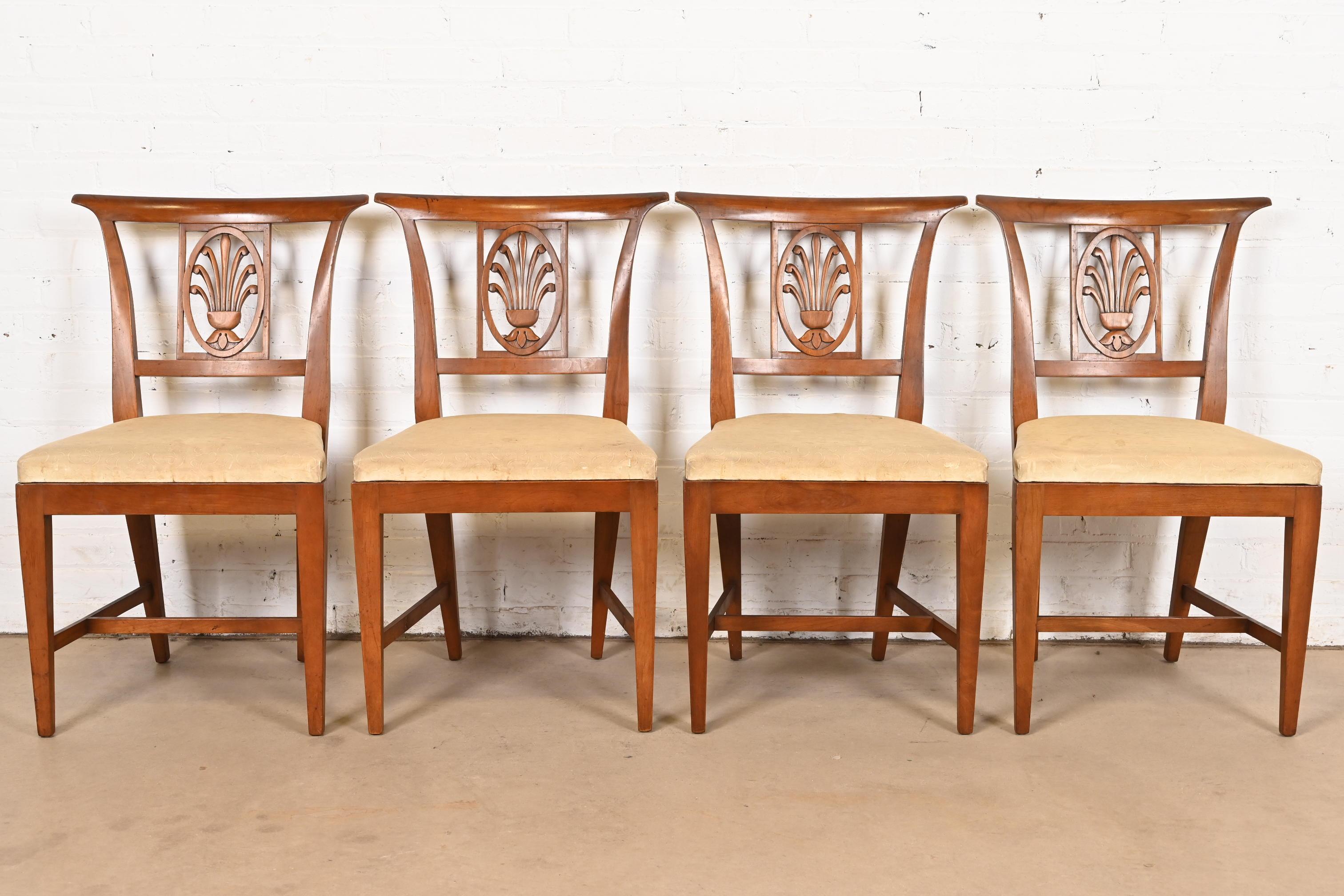 Sedie da pranzo in legno intagliato di Kindel Furniture Regency, set di quattro sedie In condizioni buone in vendita a South Bend, IN