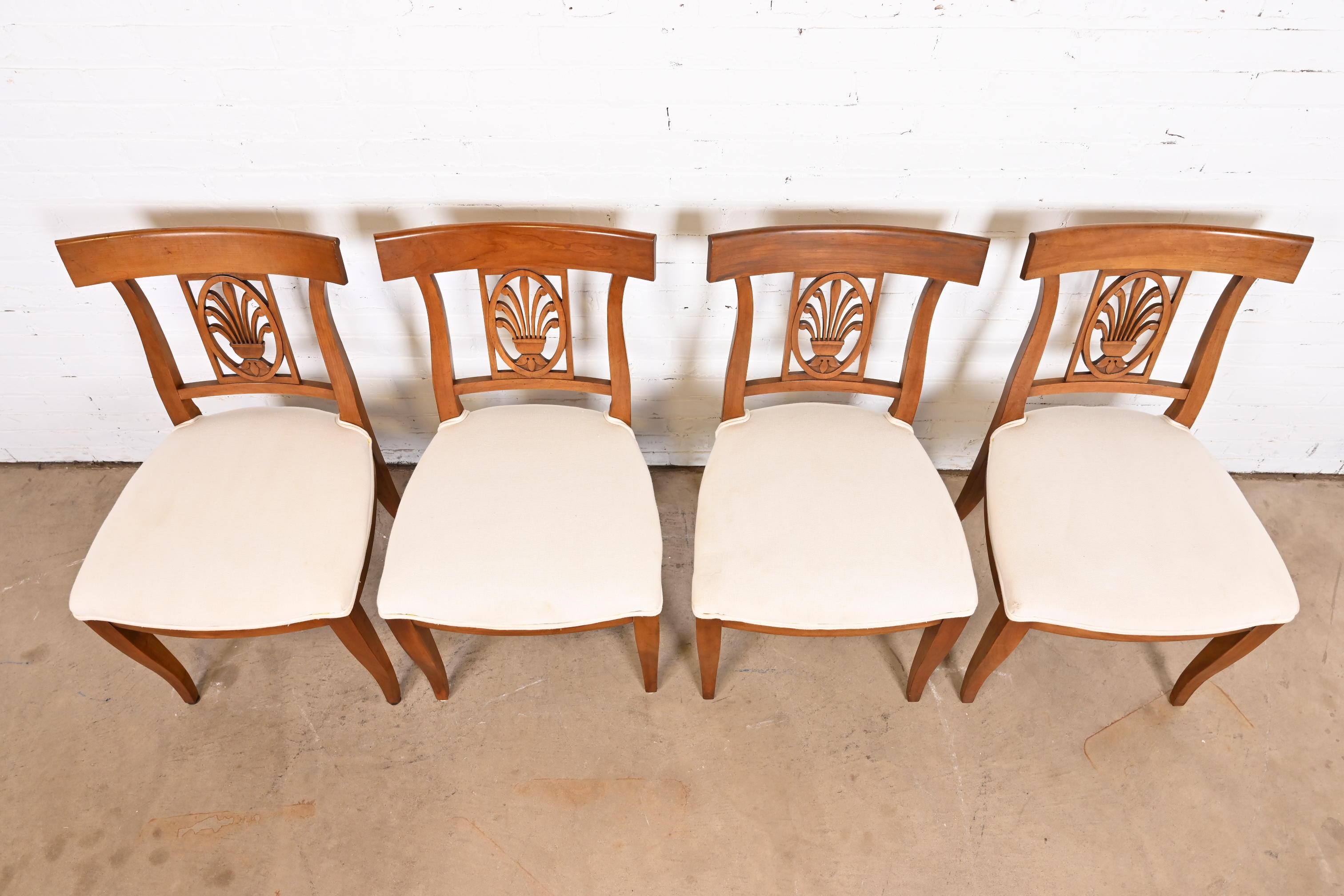 Fin du 20e siècle Kindel Furniture ensemble de quatre chaises de salle à manger Regency en bois fruitier sculpté