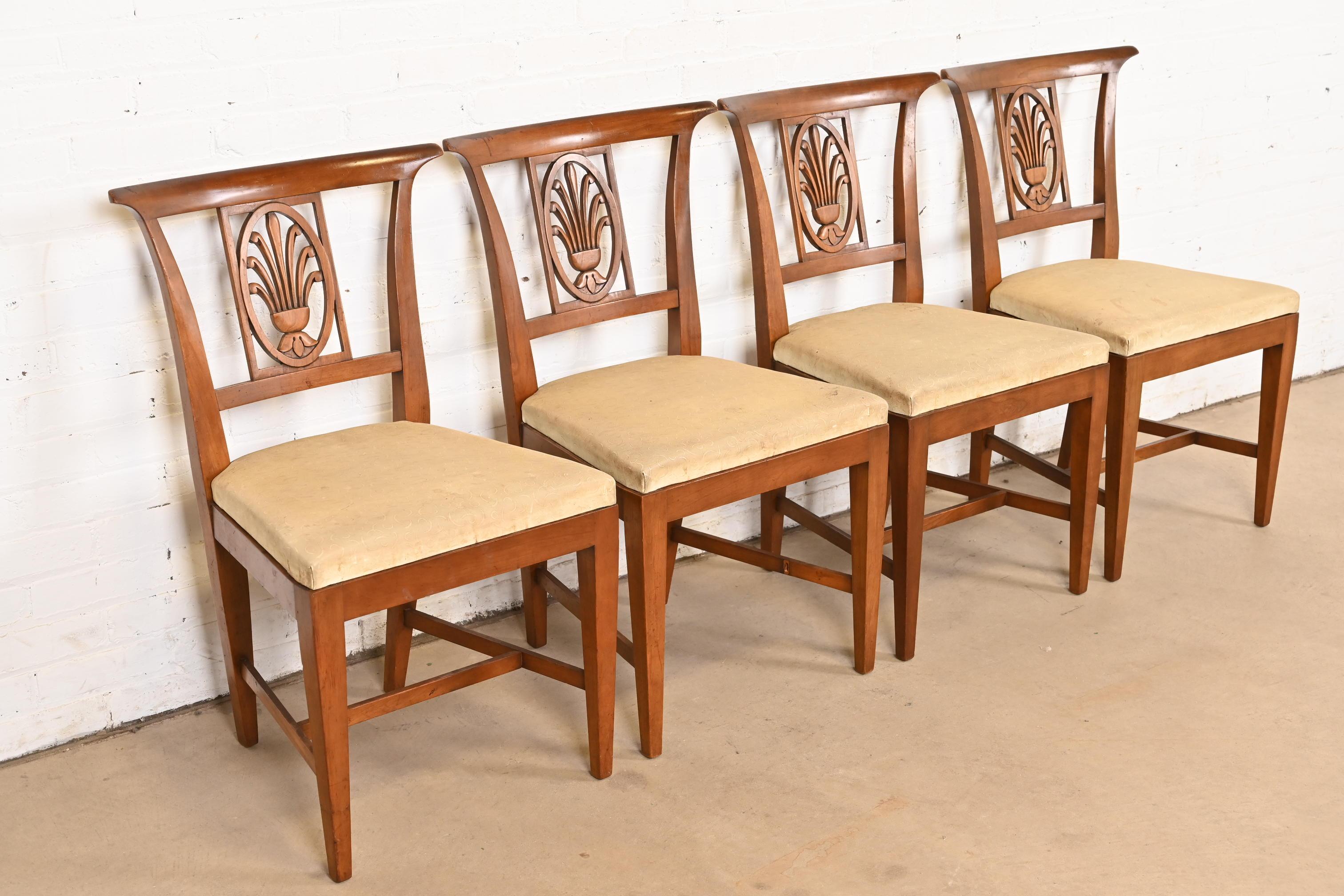 Metà XX secolo Sedie da pranzo in legno intagliato di Kindel Furniture Regency, set di quattro sedie in vendita