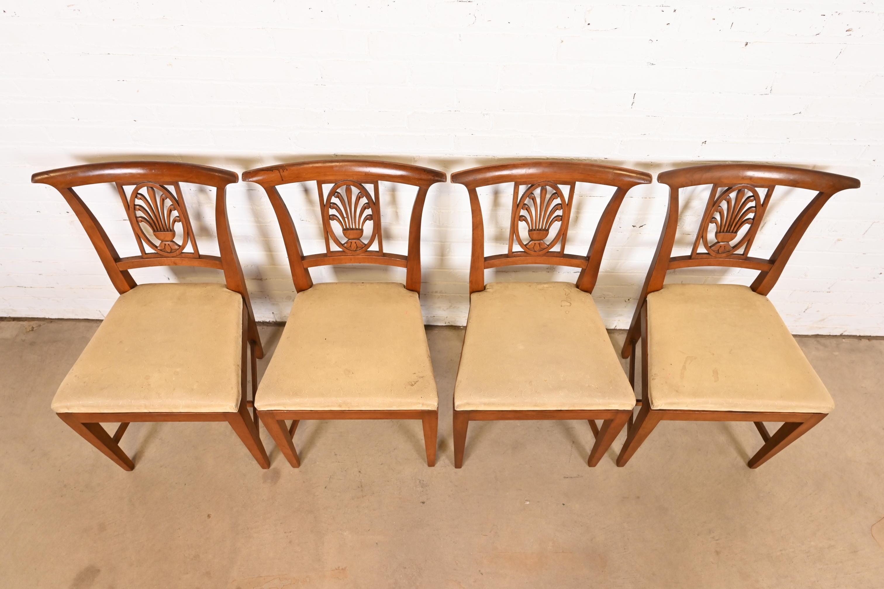 Legno di alberi da frutto Sedie da pranzo in legno intagliato di Kindel Furniture Regency, set di quattro sedie in vendita
