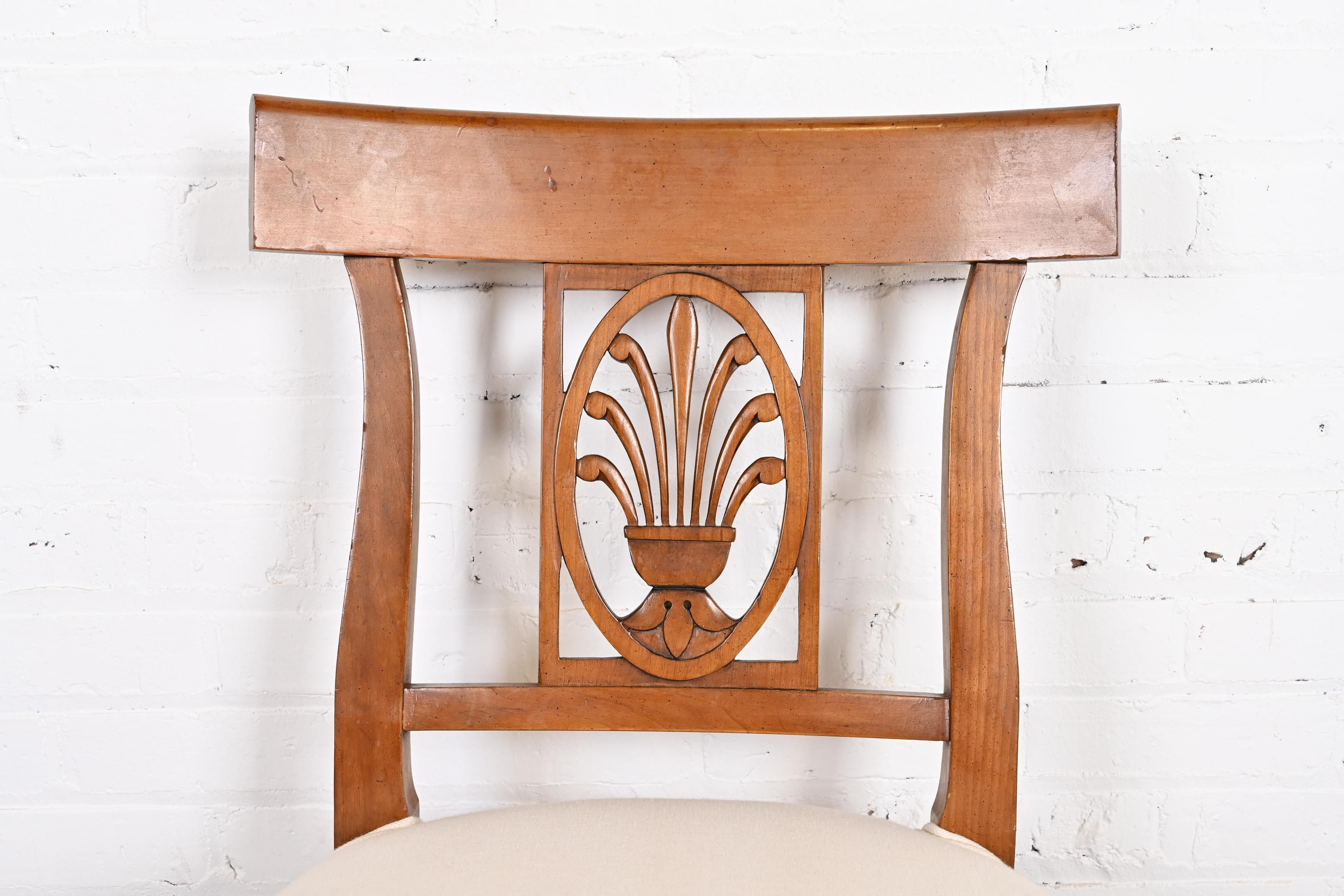 Kindel Furniture ensemble de quatre chaises de salle à manger Regency en bois fruitier sculpté 1