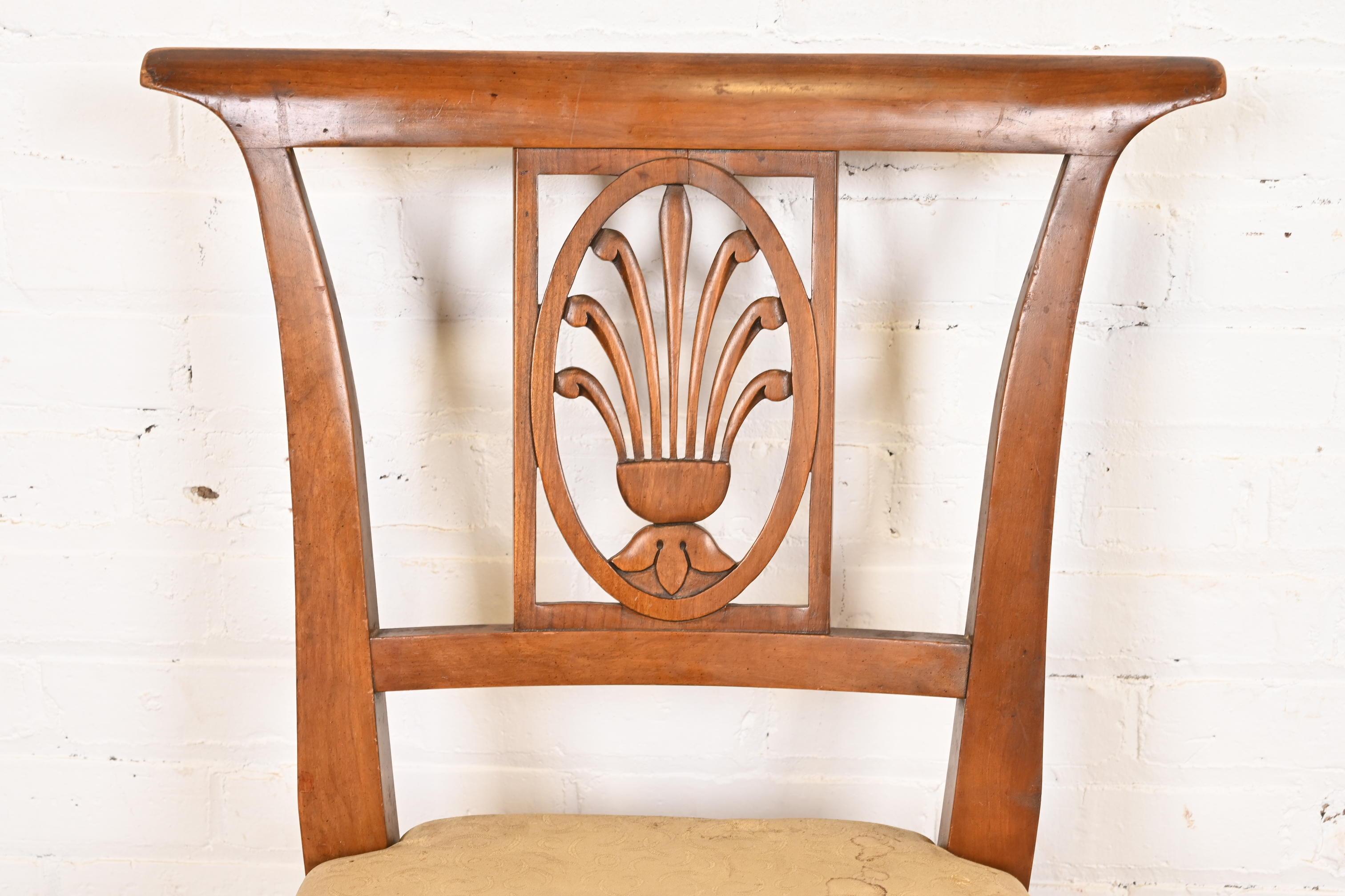Sedie da pranzo in legno intagliato di Kindel Furniture Regency, set di quattro sedie in vendita 1