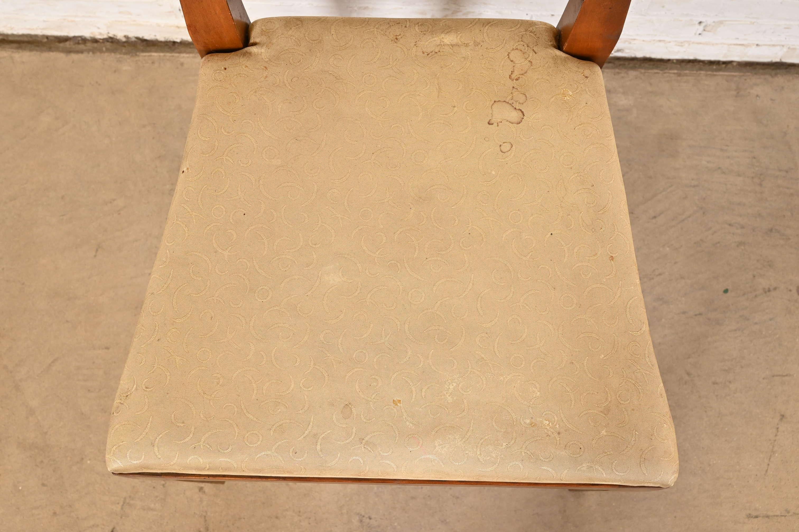 Sedie da pranzo in legno intagliato di Kindel Furniture Regency, set di quattro sedie in vendita 2
