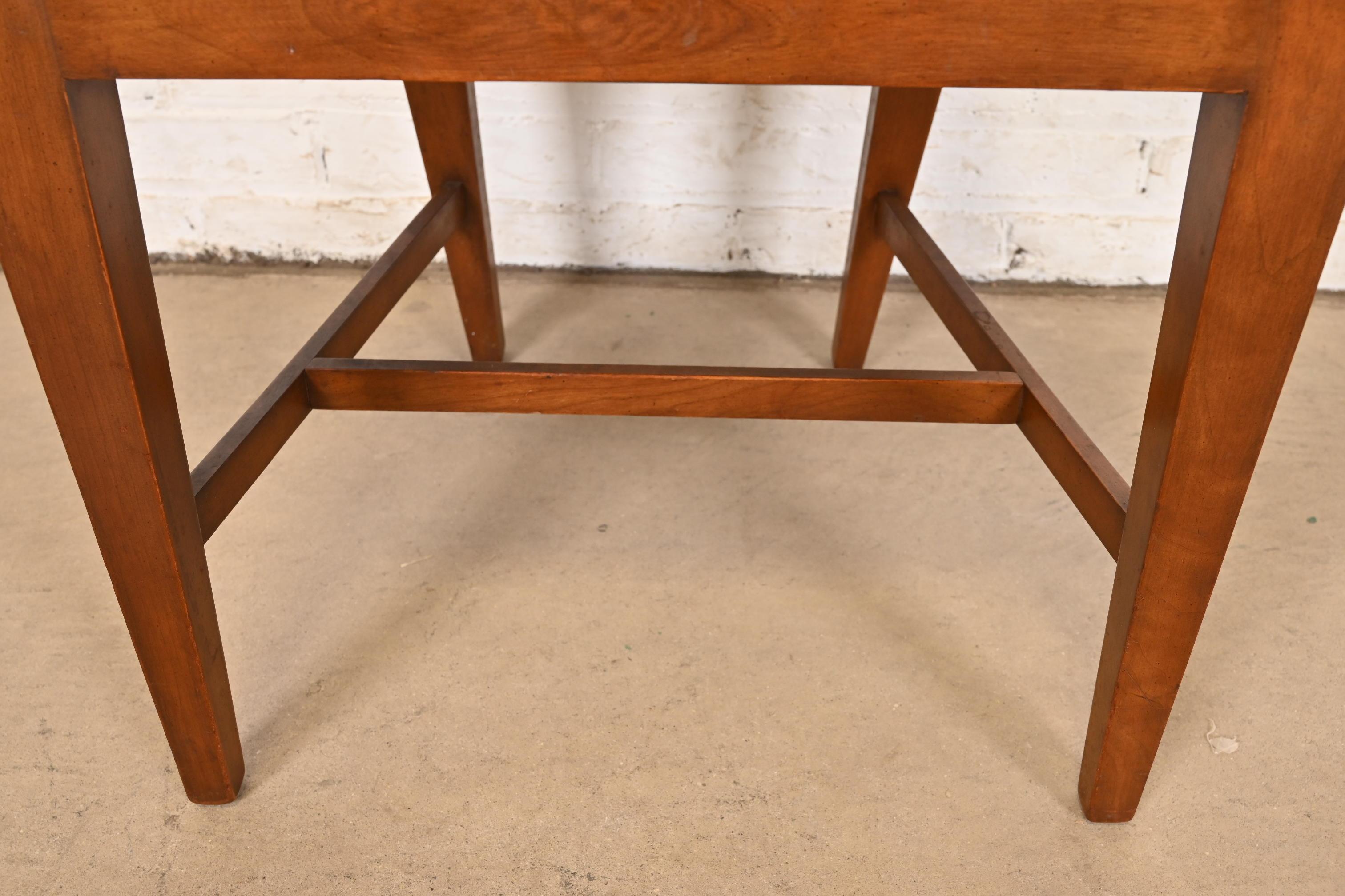 Sedie da pranzo in legno intagliato di Kindel Furniture Regency, set di quattro sedie in vendita 3