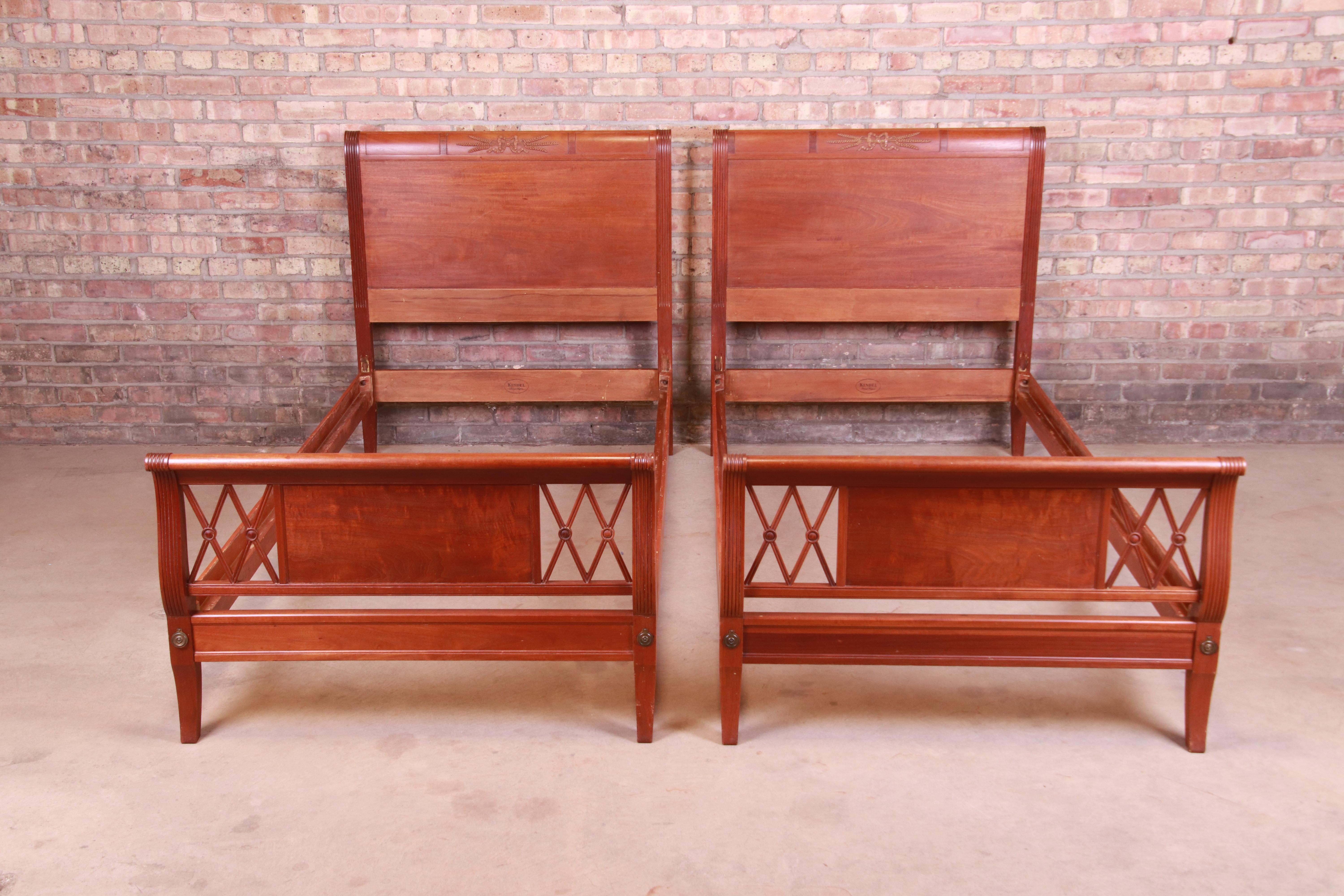 An exceptional pair of Regency style carved mahogany twin bed frames

By Kindel Furniture

USA, Circa 1950s

Measures: 38.75