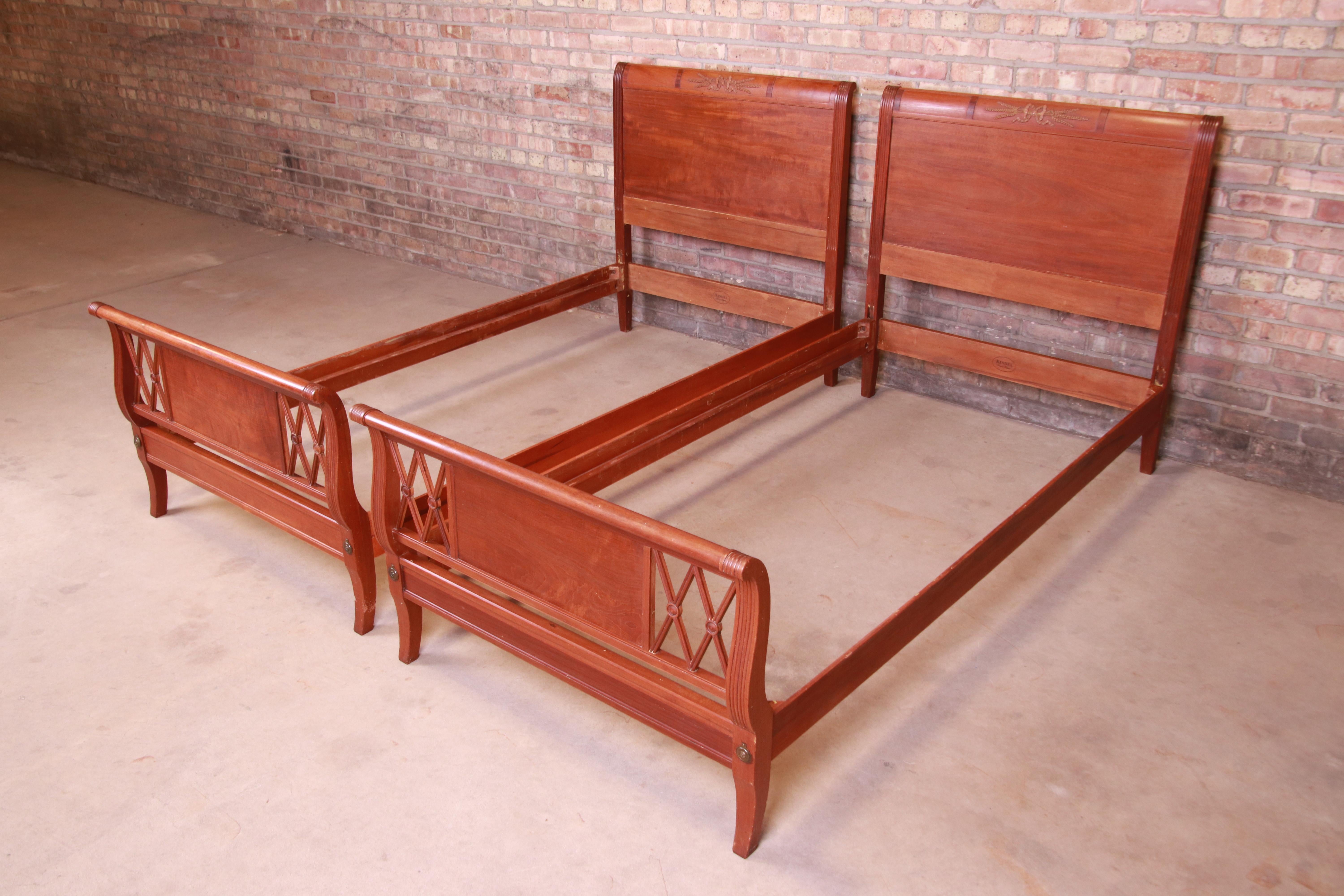 Kindel Furniture Regency Carved Mahogany Twin Beds, Pair In Good Condition In South Bend, IN