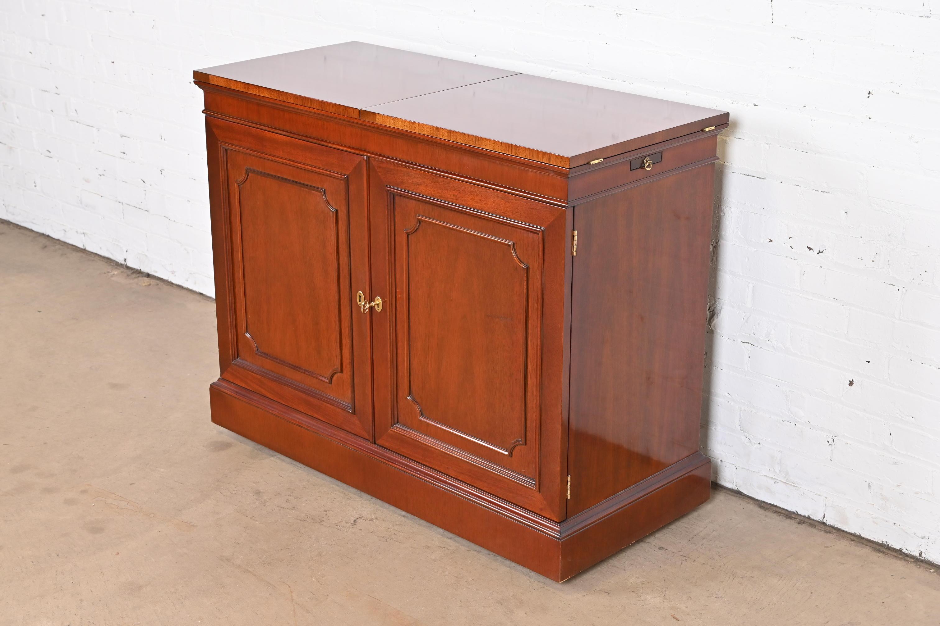 Américain Kindel Furniture Regency Mahogany Cabinet de bar à roulettes à plateau rabattable en vente