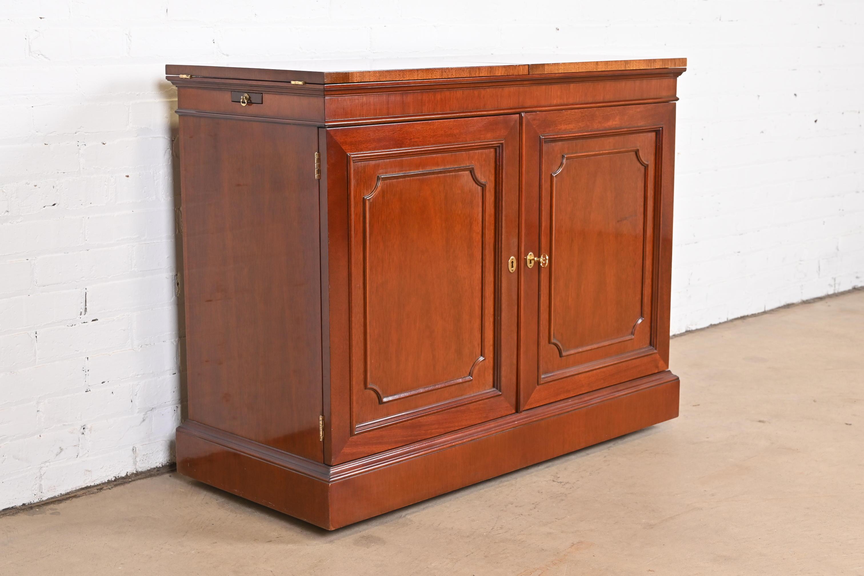 20ième siècle Kindel Furniture Regency Mahogany Cabinet de bar à roulettes à plateau rabattable en vente