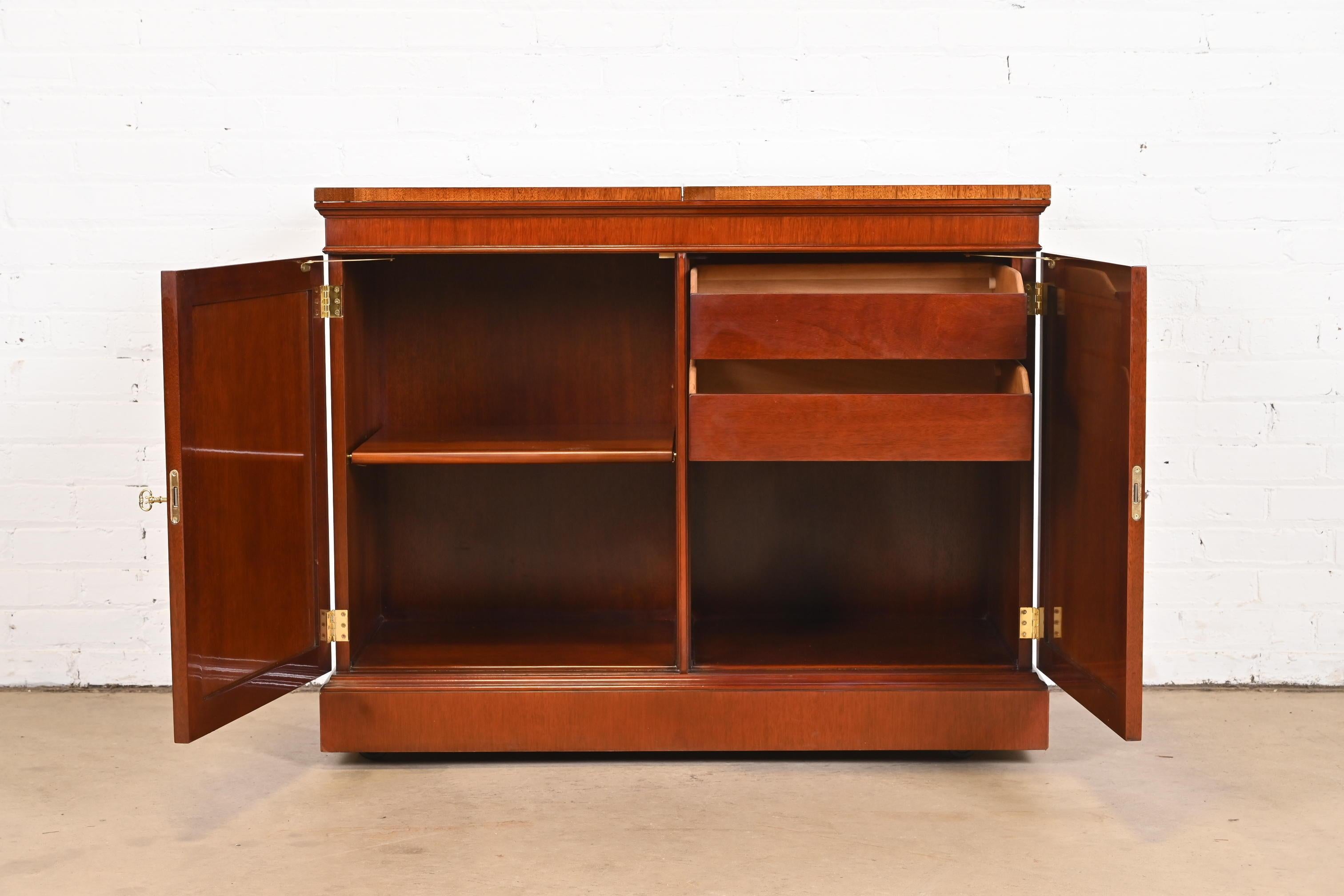 Laiton Kindel Furniture Regency Mahogany Cabinet de bar à roulettes à plateau rabattable en vente