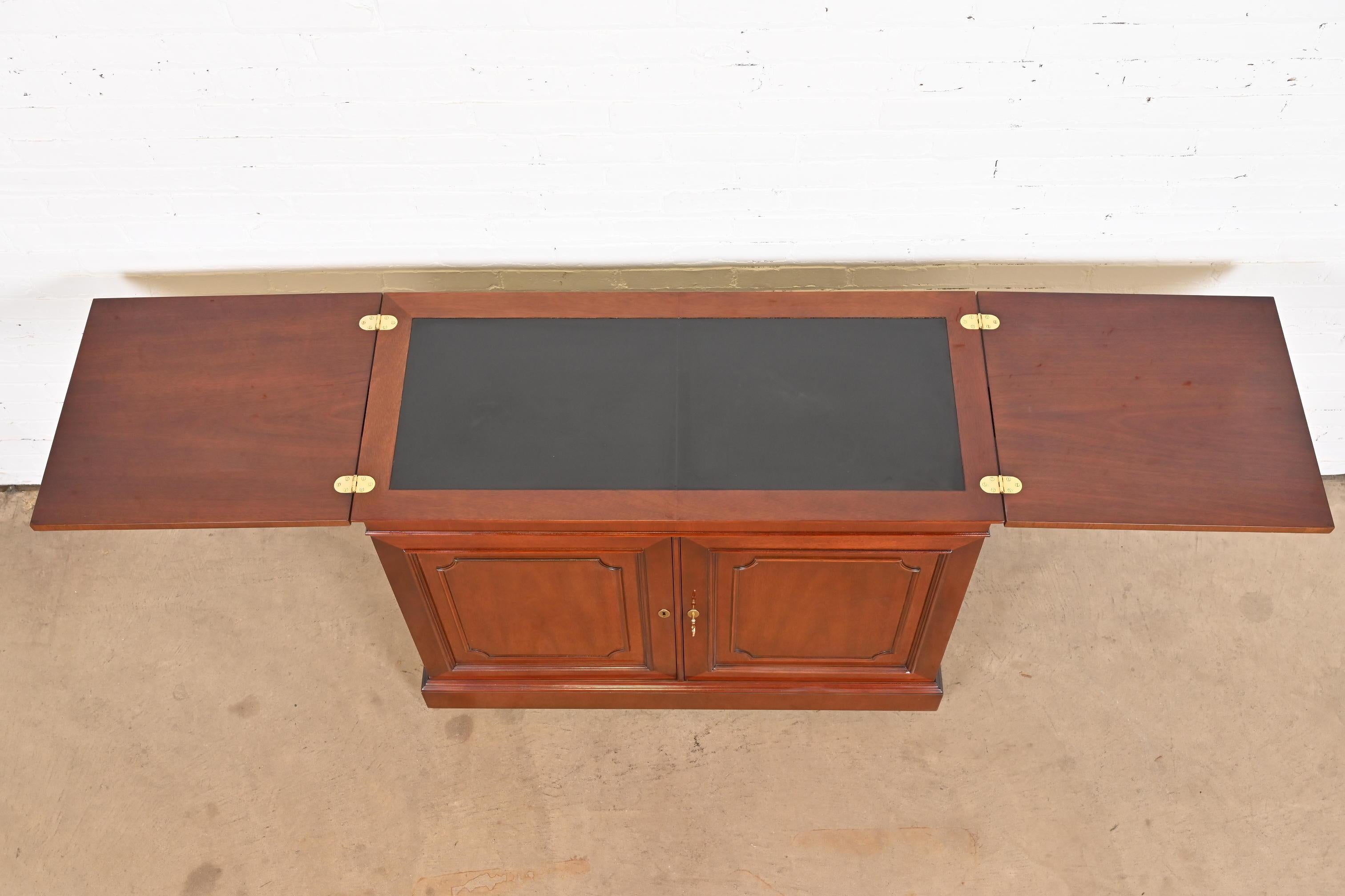 Kindel Furniture Mueble bar rodante abatible de caoba Regency en venta 2