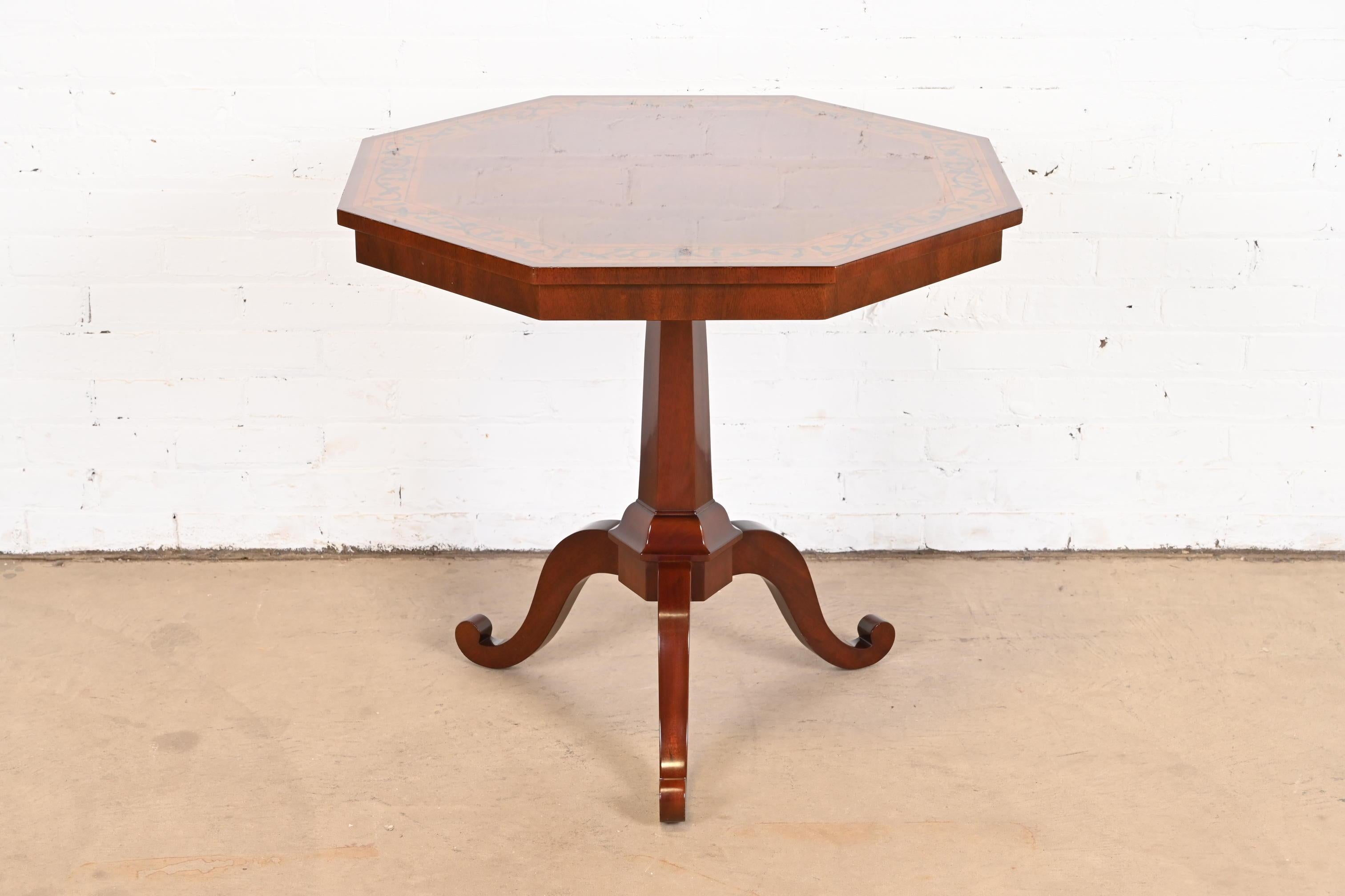 A gorgeous Regency style pedestal occasional side table or tea table

By Kindel Furniture

USA, Circa 1980s

Mahogany, with satinwood banding and inlaid floral marquetry.

Measures: 30