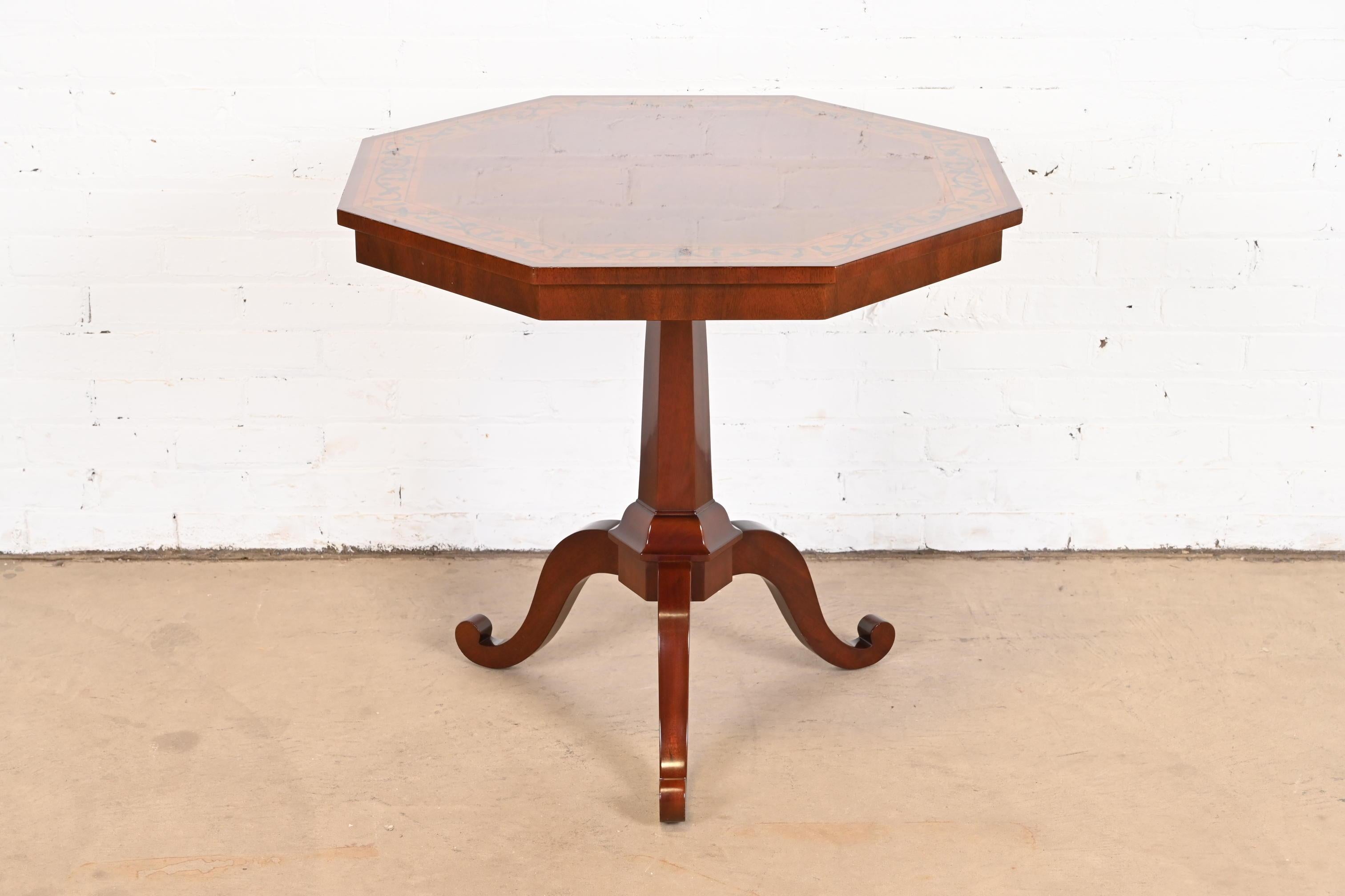 Magnifique table d'appoint ou table à thé à piédestal de style Regency

Par Kindel Furniture

USA, Circa 1980

Acajou, avec bandes de bois satiné et marqueterie florale incrustée.

Dimensions : 30 