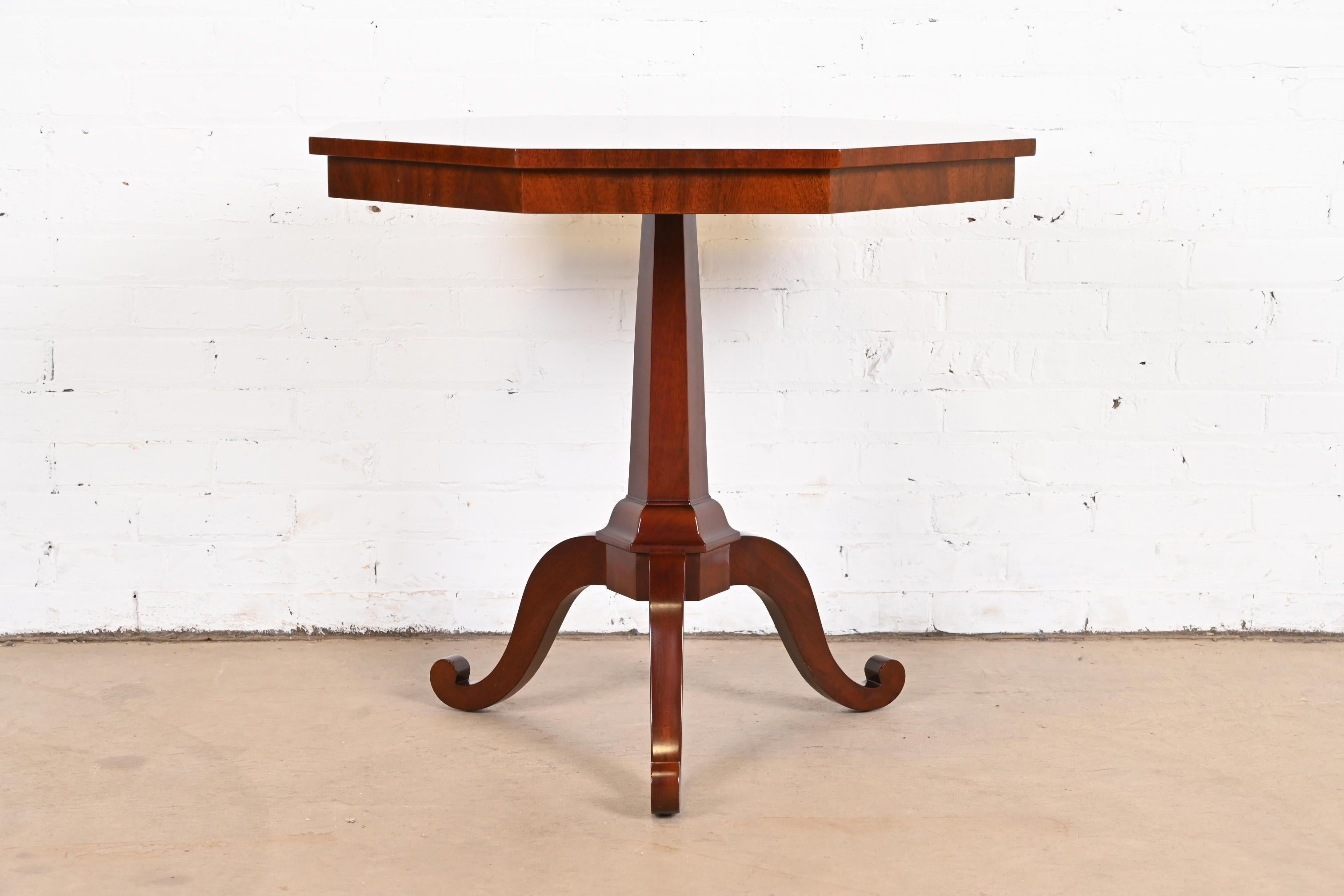 Américain Kindel Furniture Regency Mahogany Marquetry Pedestal Pedestal Tea Table en vente