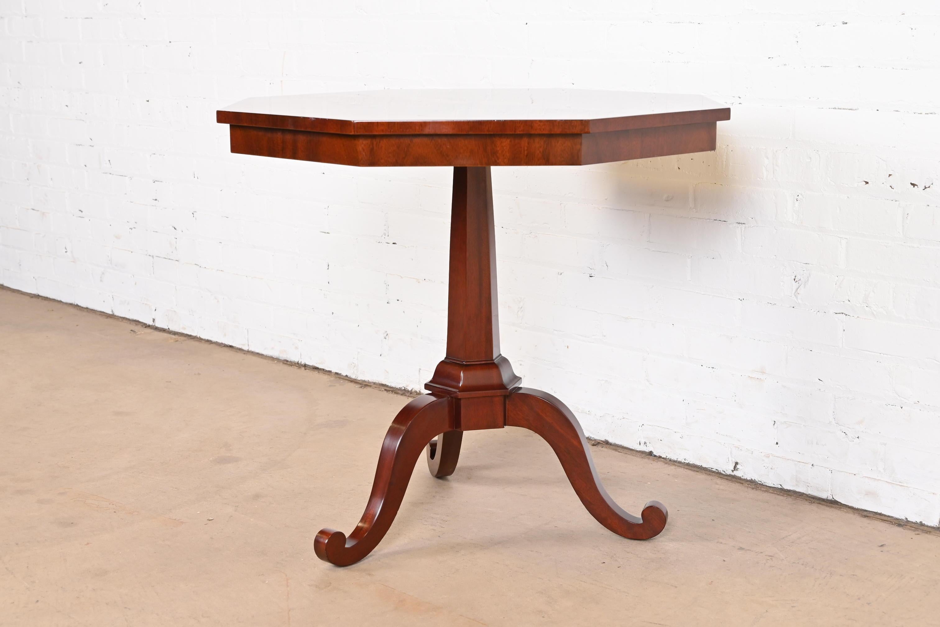20th Century Kindel Furniture Regency Mahogany Inlaid Marquetry Pedestal Tea Table For Sale